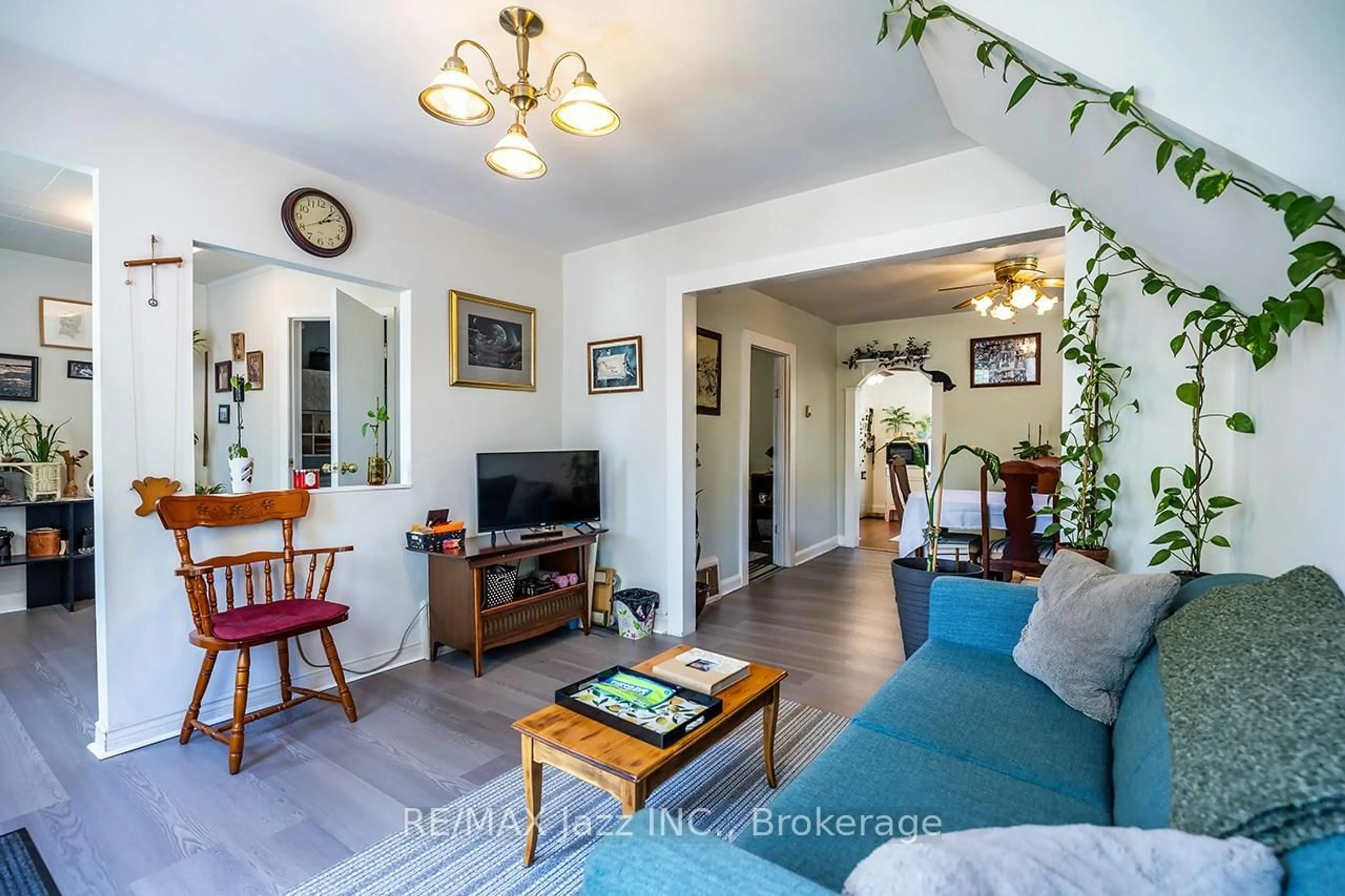 Living room with furniture, unknown for 162 College Ave, Oshawa Ontario L1J 1R4