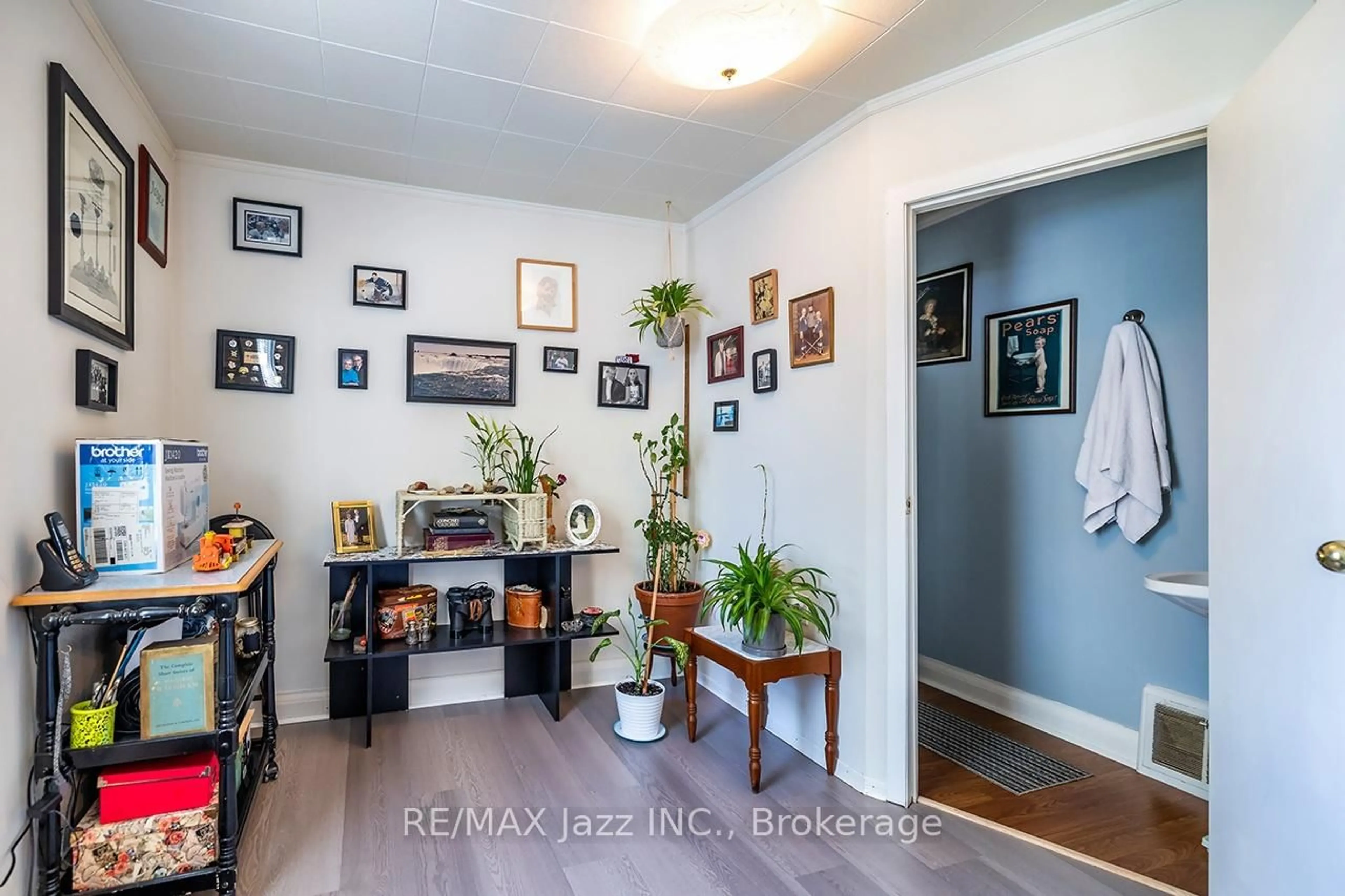 Indoor entryway for 162 College Ave, Oshawa Ontario L1J 1R4