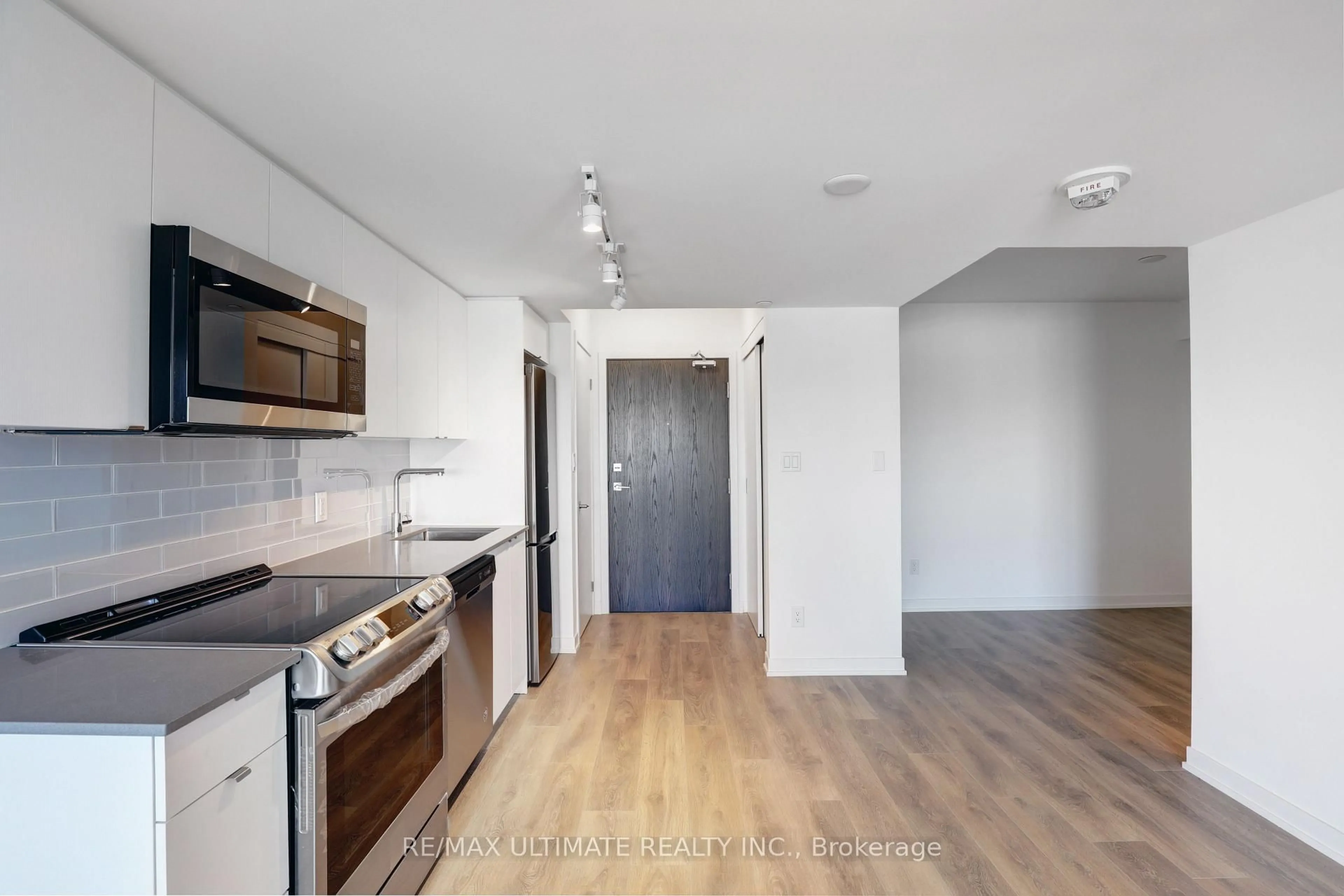 Standard kitchen, wood/laminate floor for 1401 O'Connor Dr #513, Toronto Ontario M4B 2V5