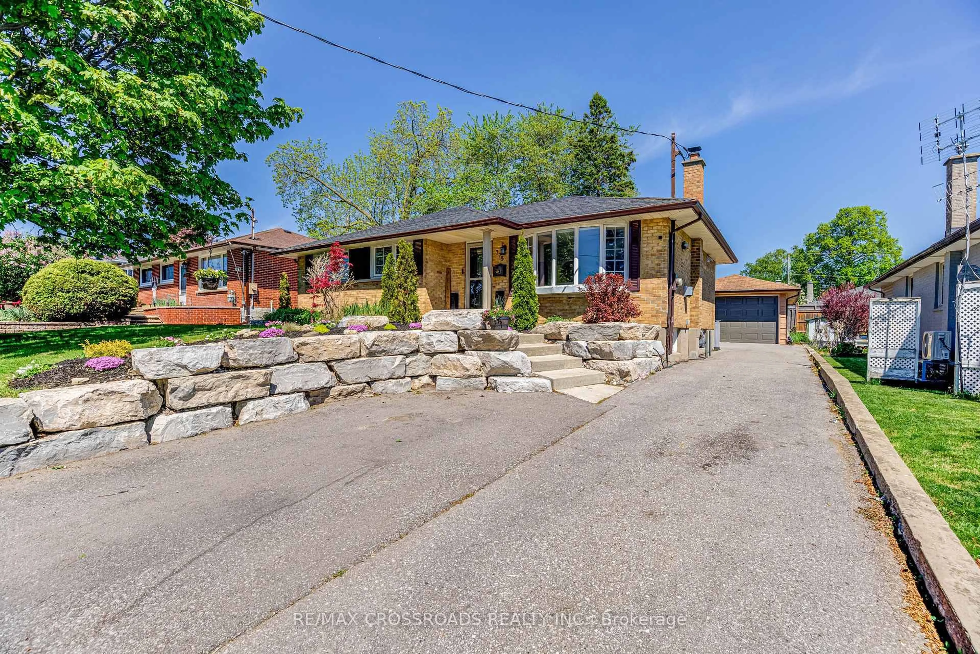 A pic from outside/outdoor area/front of a property/back of a property/a pic from drone, street for 778 Tennyson Ave, Oshawa Ontario L1H 3K6