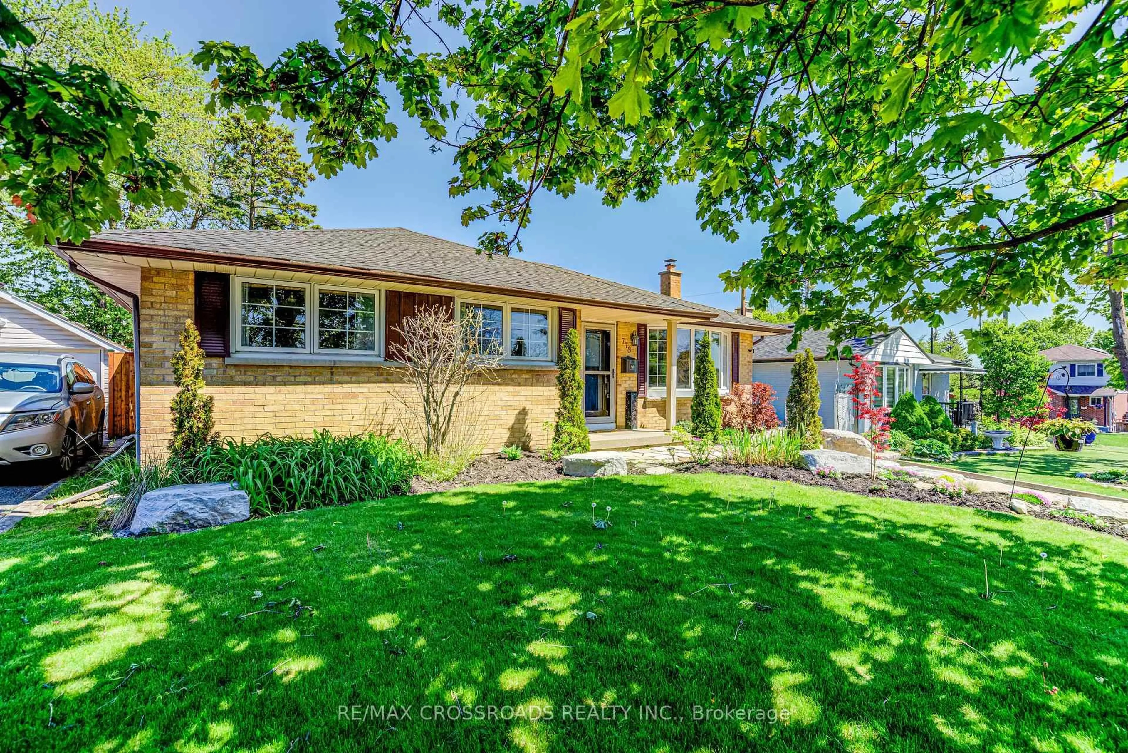 A pic from outside/outdoor area/front of a property/back of a property/a pic from drone, street for 778 Tennyson Ave, Oshawa Ontario L1H 3K6