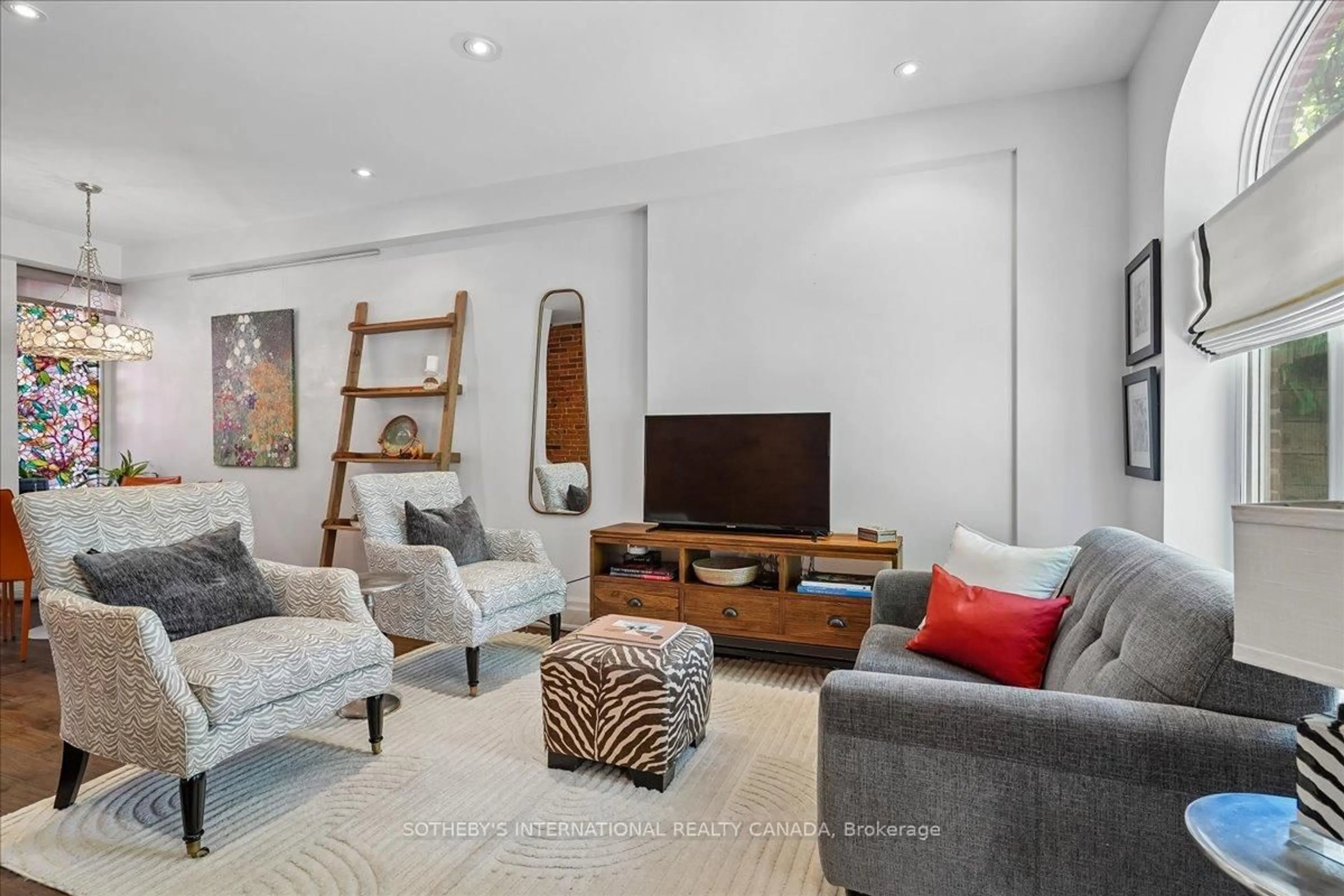 Living room with furniture, unknown for 257 Booth Ave, Toronto Ontario M4M 2M7