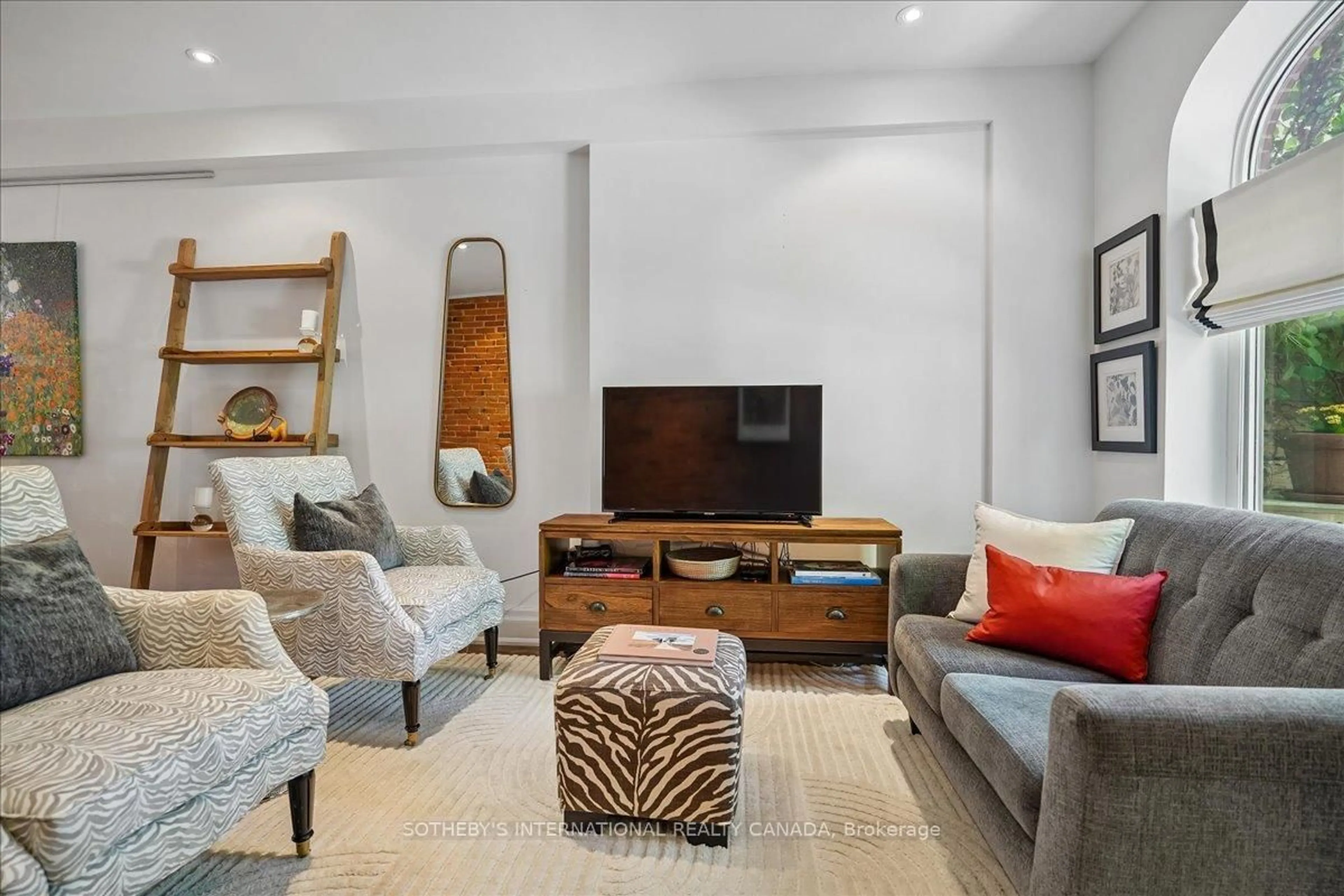 Living room with furniture, unknown for 257 Booth Ave, Toronto Ontario M4M 2M7