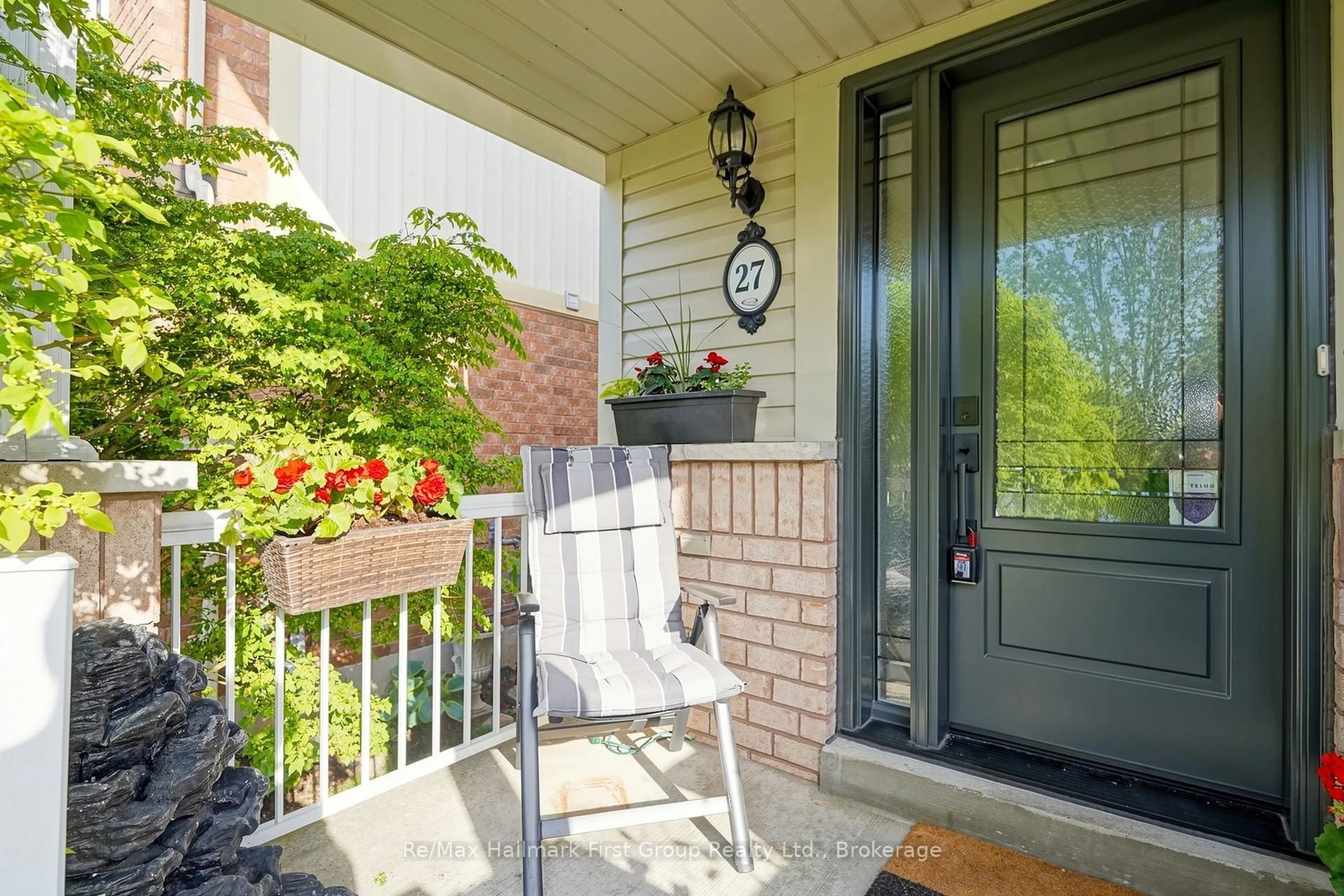 Indoor entryway for 27 Robideau Pl, Whitby Ontario L1R 3G6