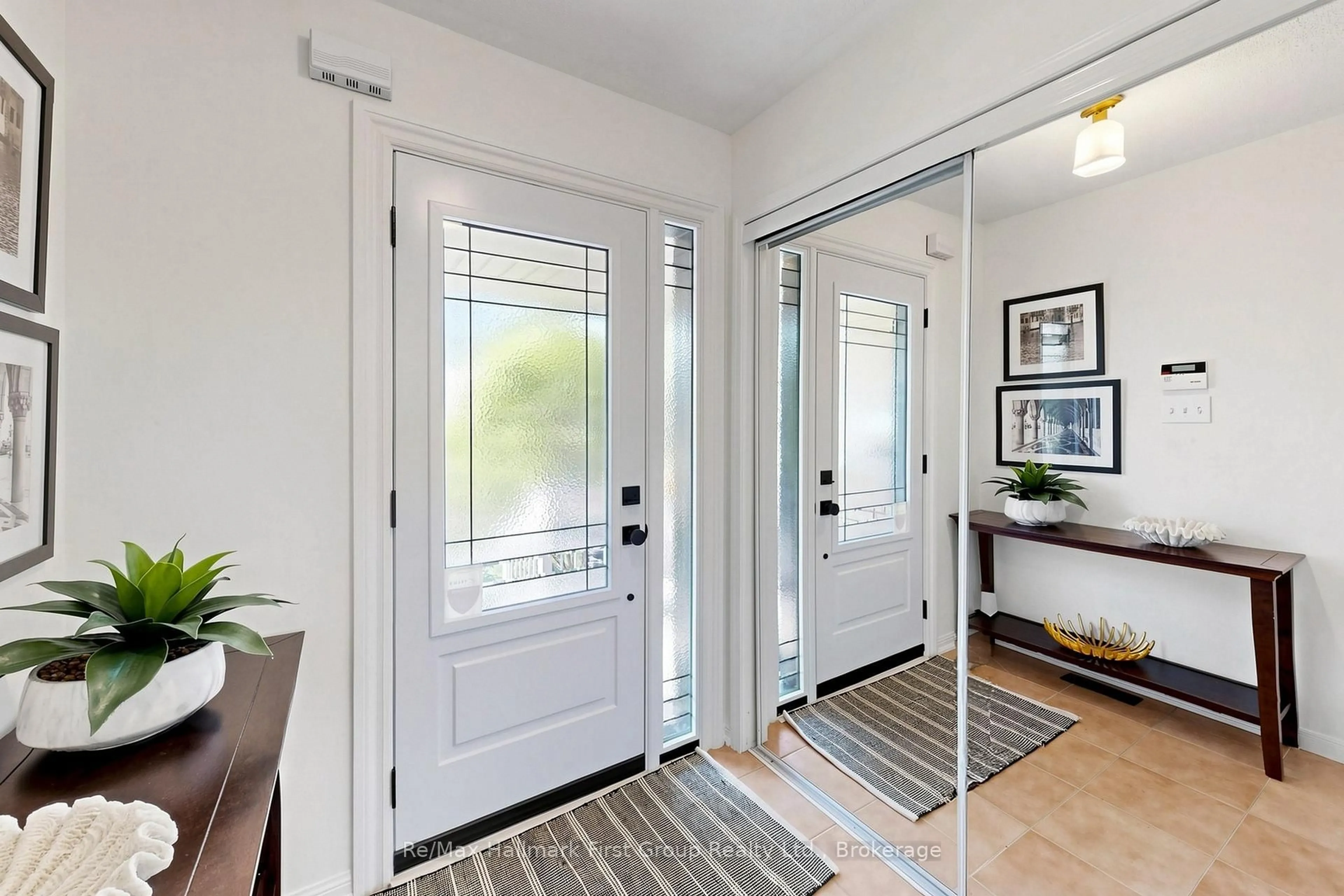 Indoor entryway for 27 Robideau Pl, Whitby Ontario L1R 3G6