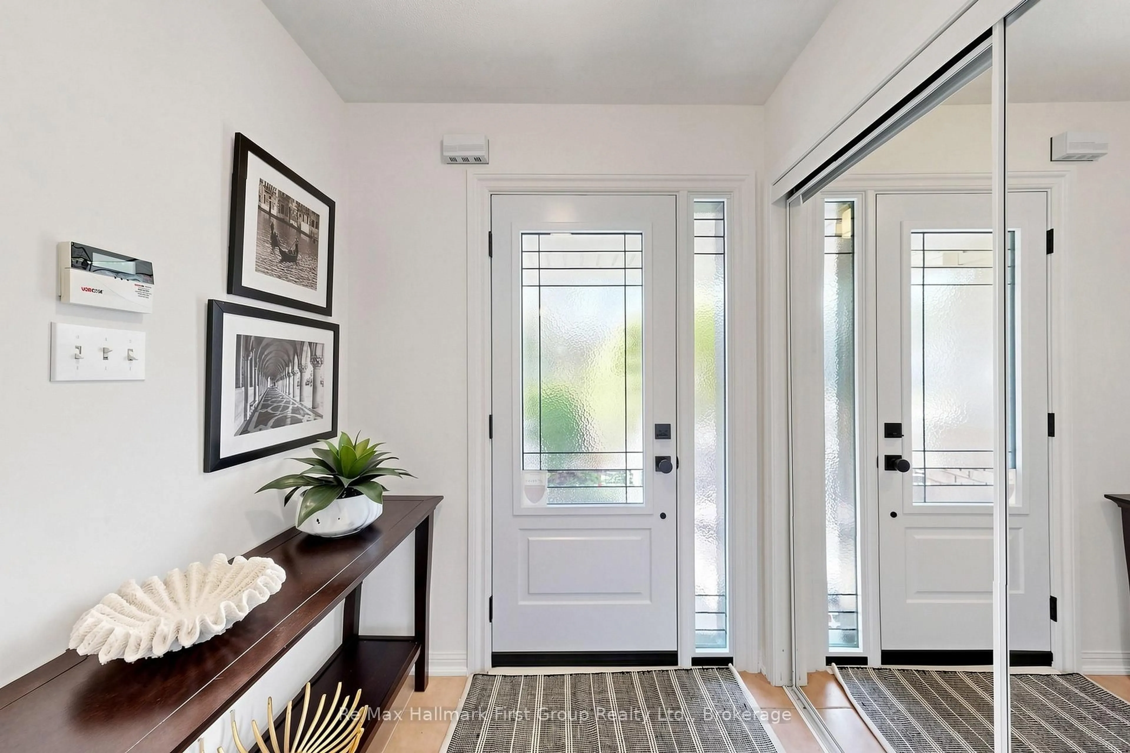 Indoor entryway for 27 Robideau Pl, Whitby Ontario L1R 3G6