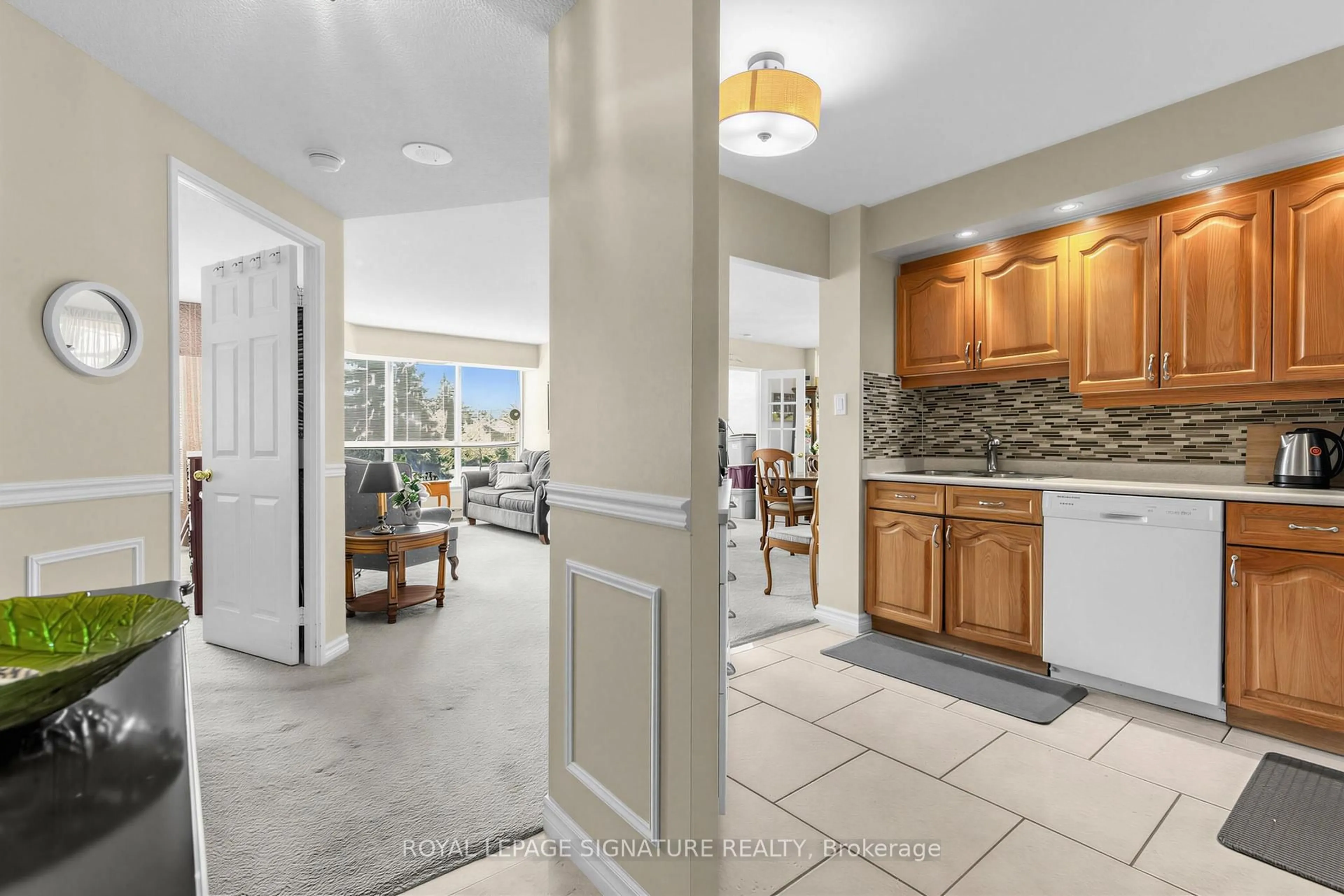 Indoor entryway for 10 Guildwood Pkwy #329A, Toronto Ontario M1E 5B5