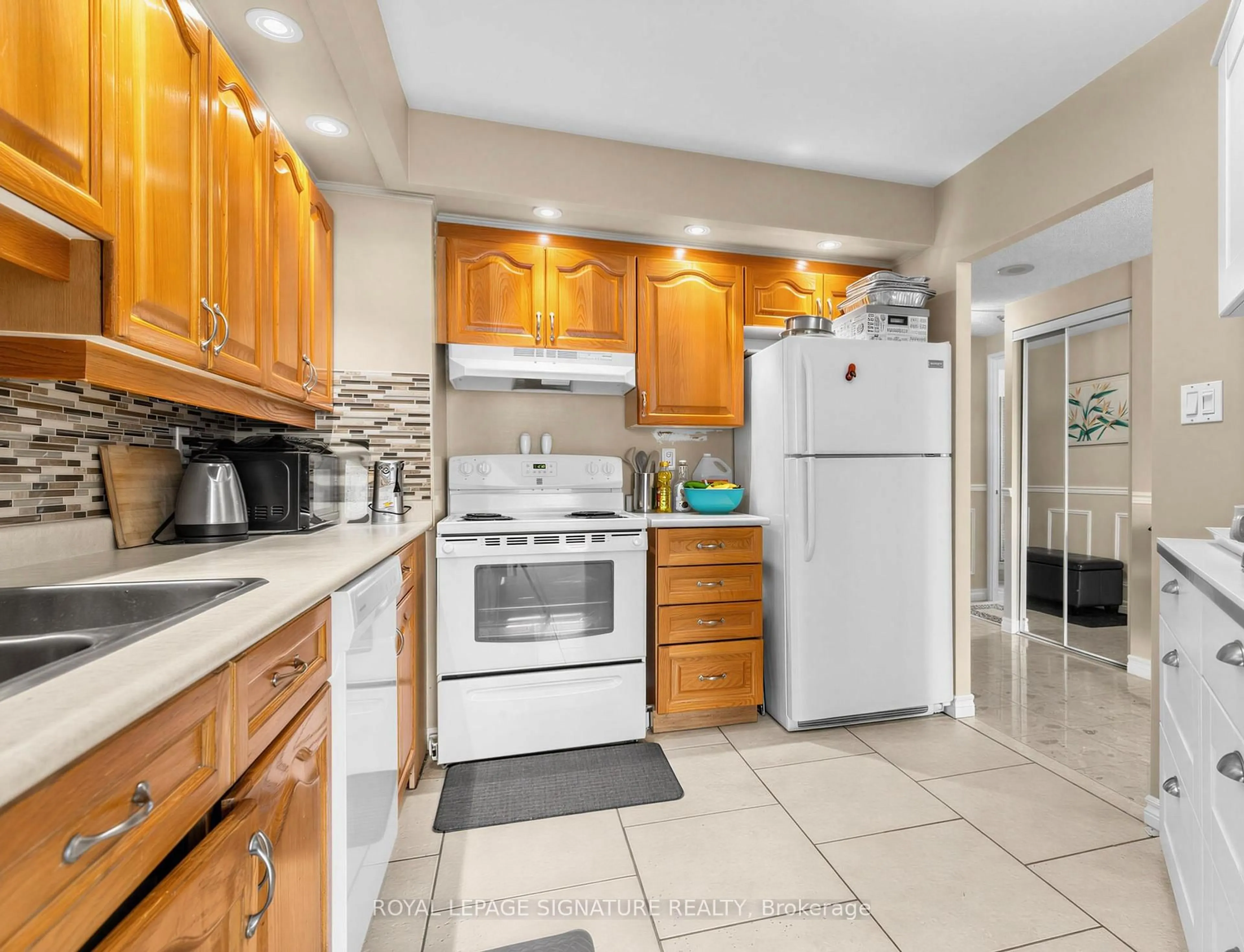 Standard kitchen, ceramic/tile floor for 10 Guildwood Pkwy #329A, Toronto Ontario M1E 5B5