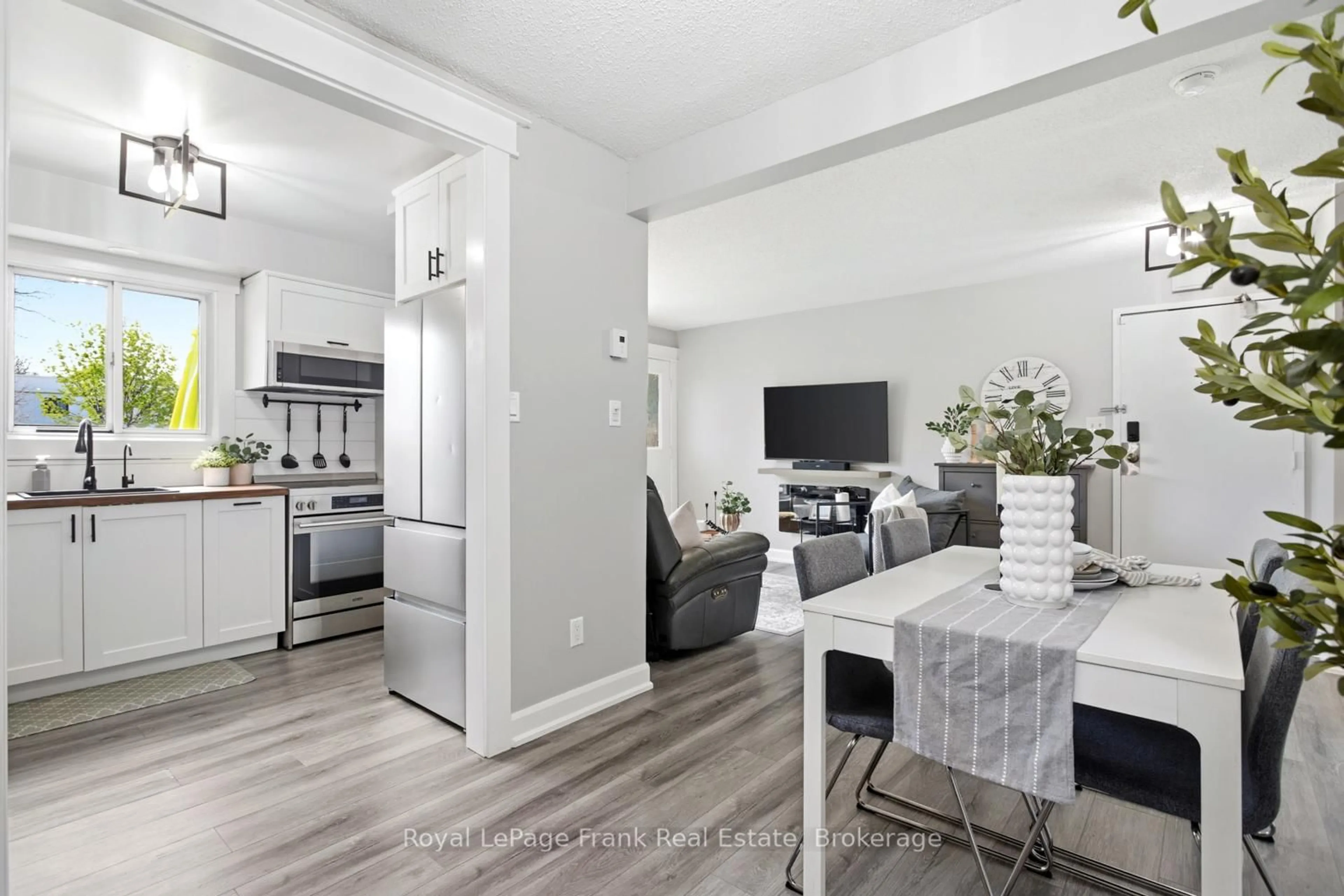 Open concept kitchen, unknown for 1100 Oxford St #160, Oshawa Ontario L1J 6G4