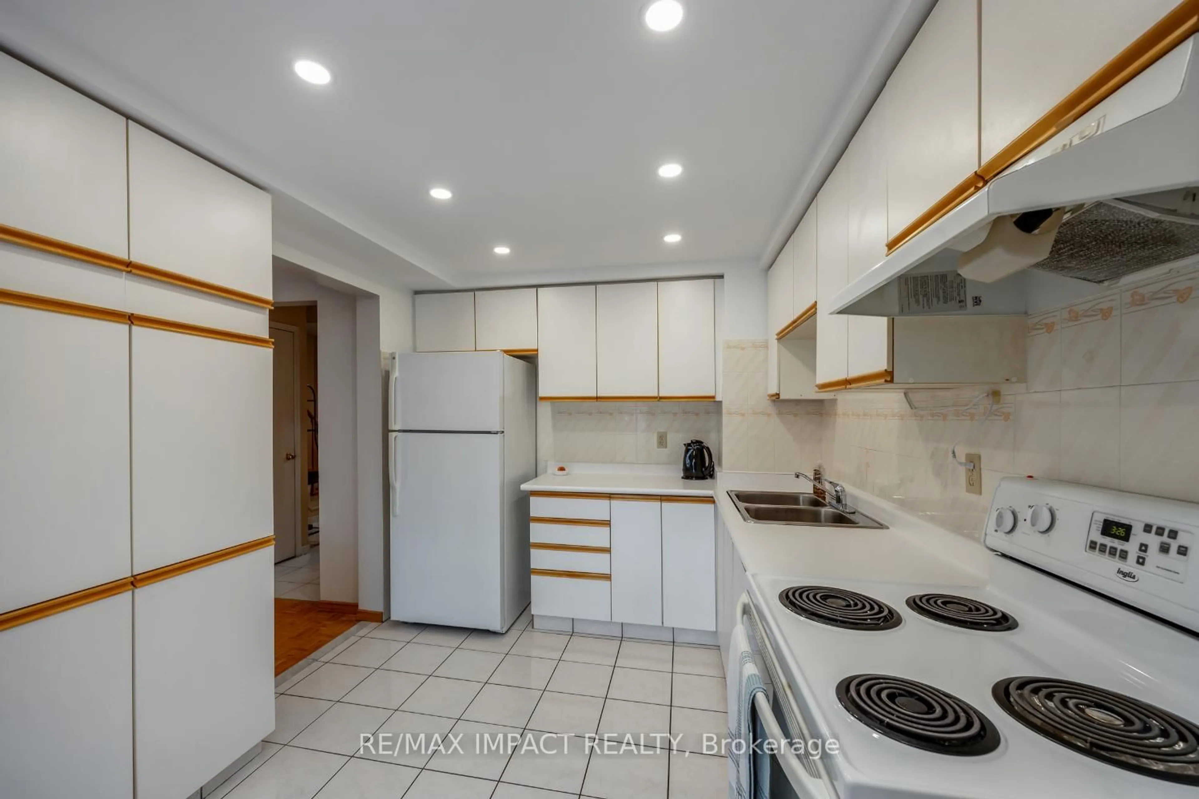 Standard kitchen, ceramic/tile floor for 820 Bennett Cres, Oshawa Ontario L1K 1V4
