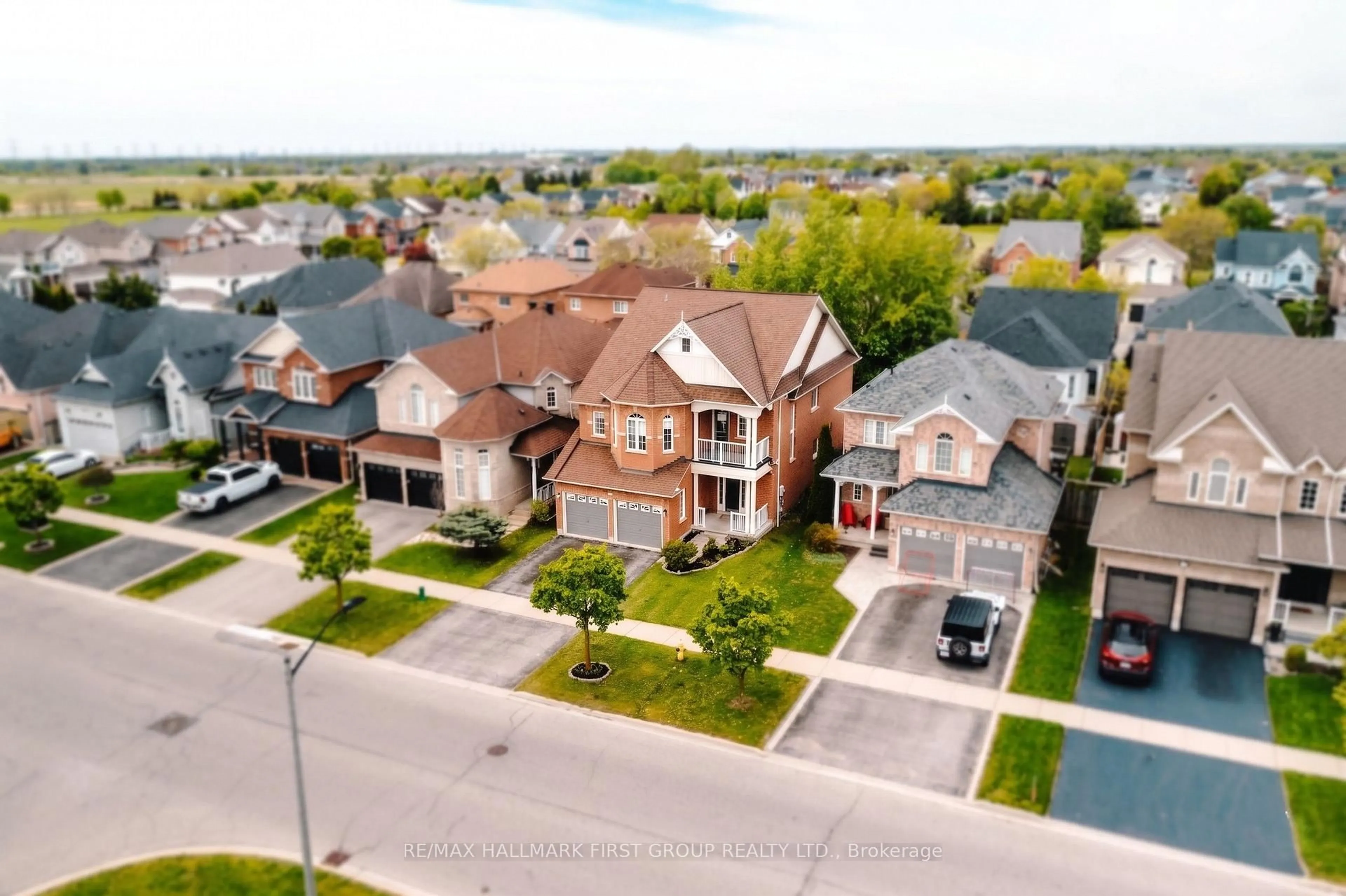 A pic from outside/outdoor area/front of a property/back of a property/a pic from drone, street for 62 Cachet Blvd, Whitby Ontario L1M 2E2