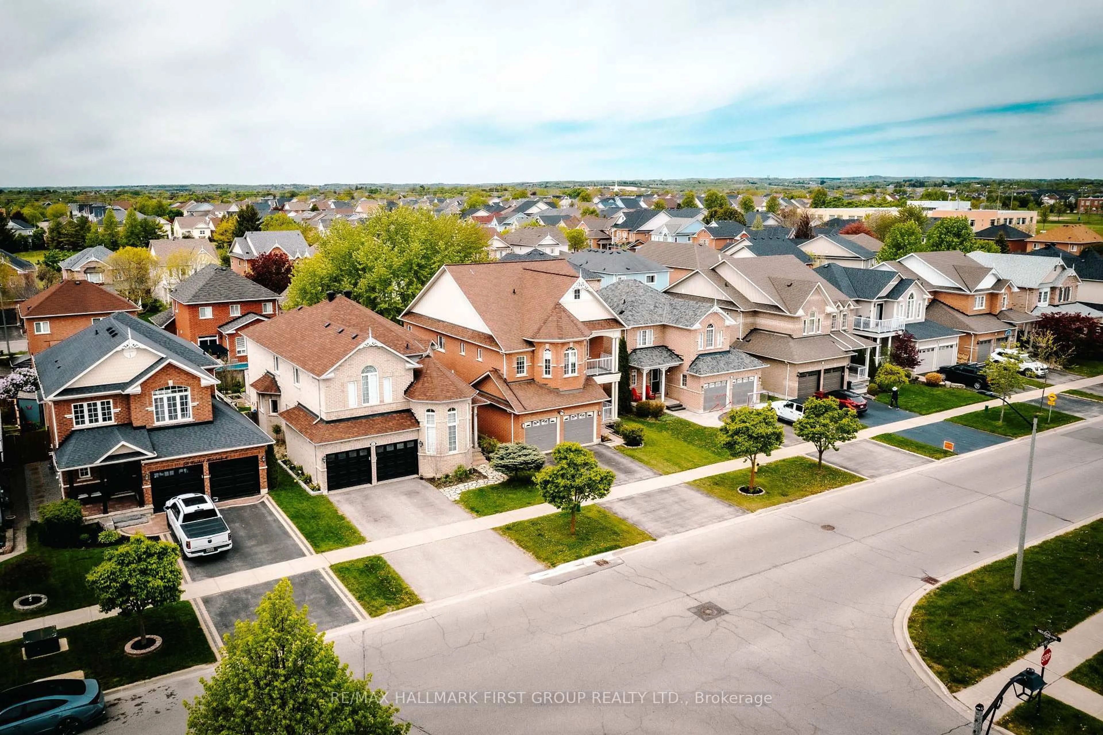 A pic from outside/outdoor area/front of a property/back of a property/a pic from drone, street for 62 Cachet Blvd, Whitby Ontario L1M 2E2
