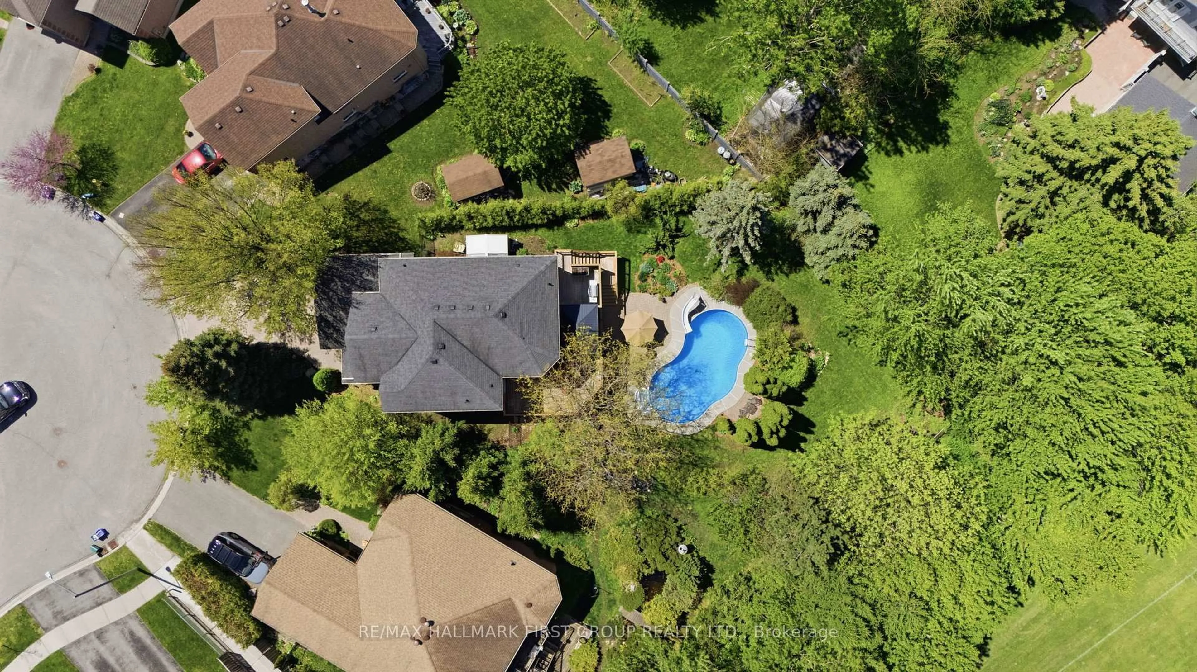 A pic from outside/outdoor area/front of a property/back of a property/a pic from drone, street for 13 Brand Crt, Ajax Ontario L1Z 1E7
