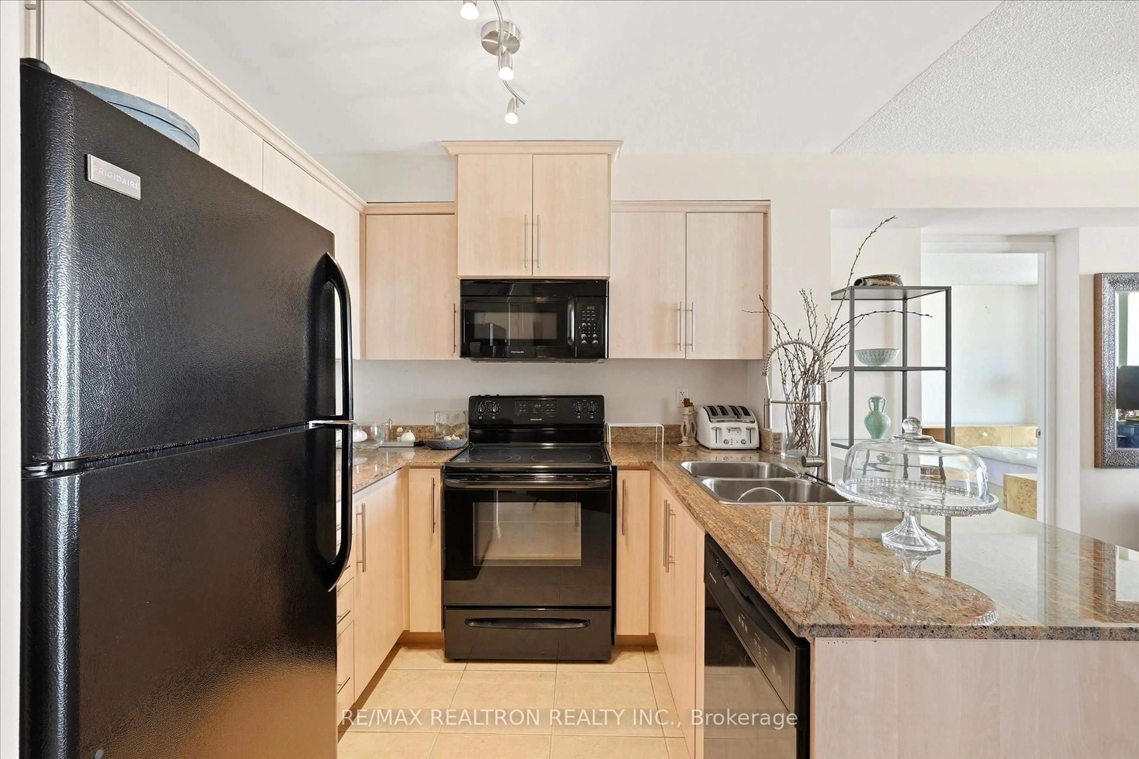 Standard kitchen, ceramic/tile floor for 6 Rosebank Dr #17A, Toronto Ontario M1B 0A1