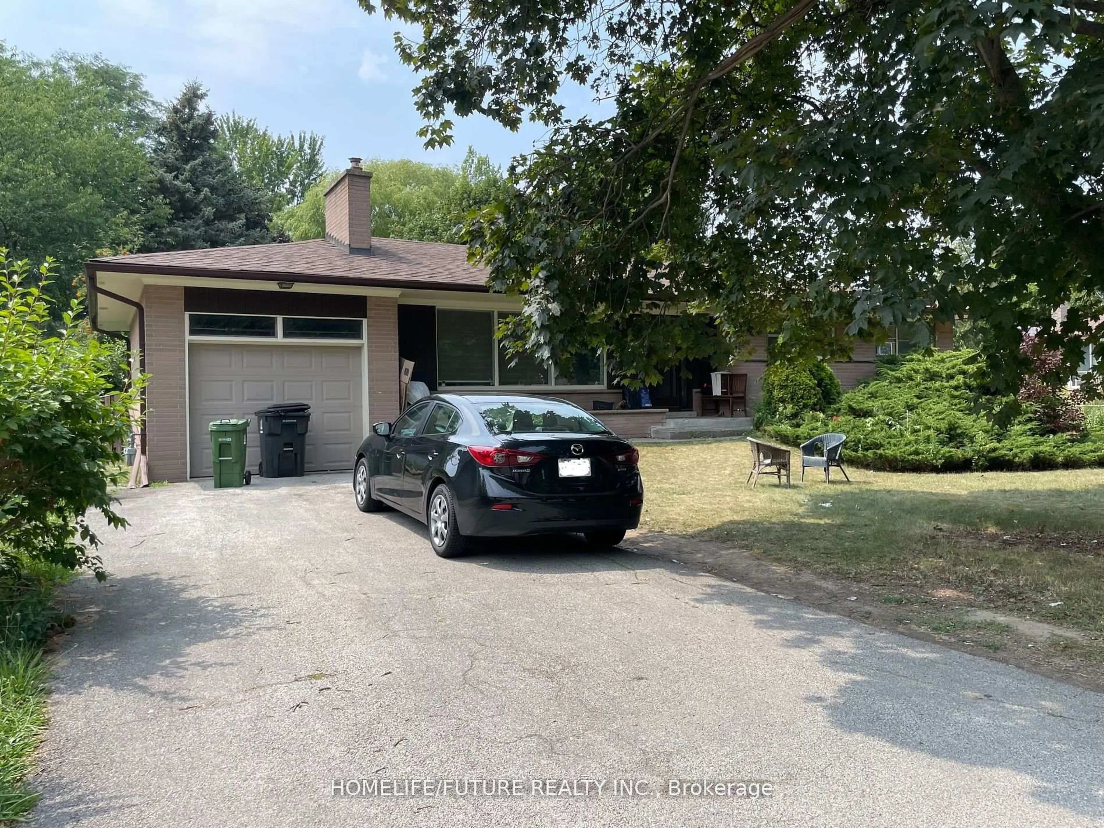 A pic from outside/outdoor area/front of a property/back of a property/a pic from drone, street for 90 Glen Watford Dr, Toronto Ontario M1S 2C7