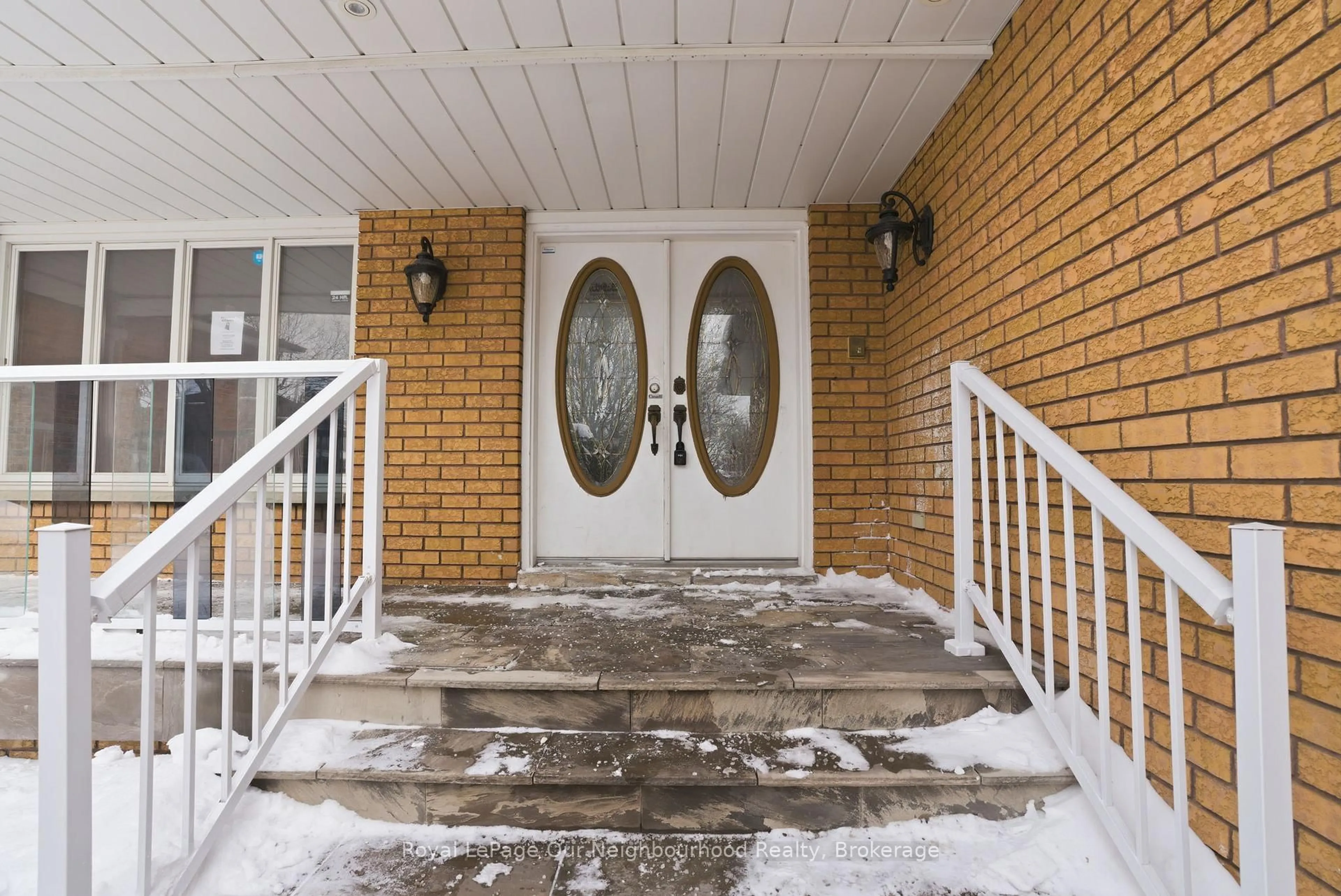 Indoor entryway for 79 Elizabeth St, Oshawa Ontario L1J 8H3