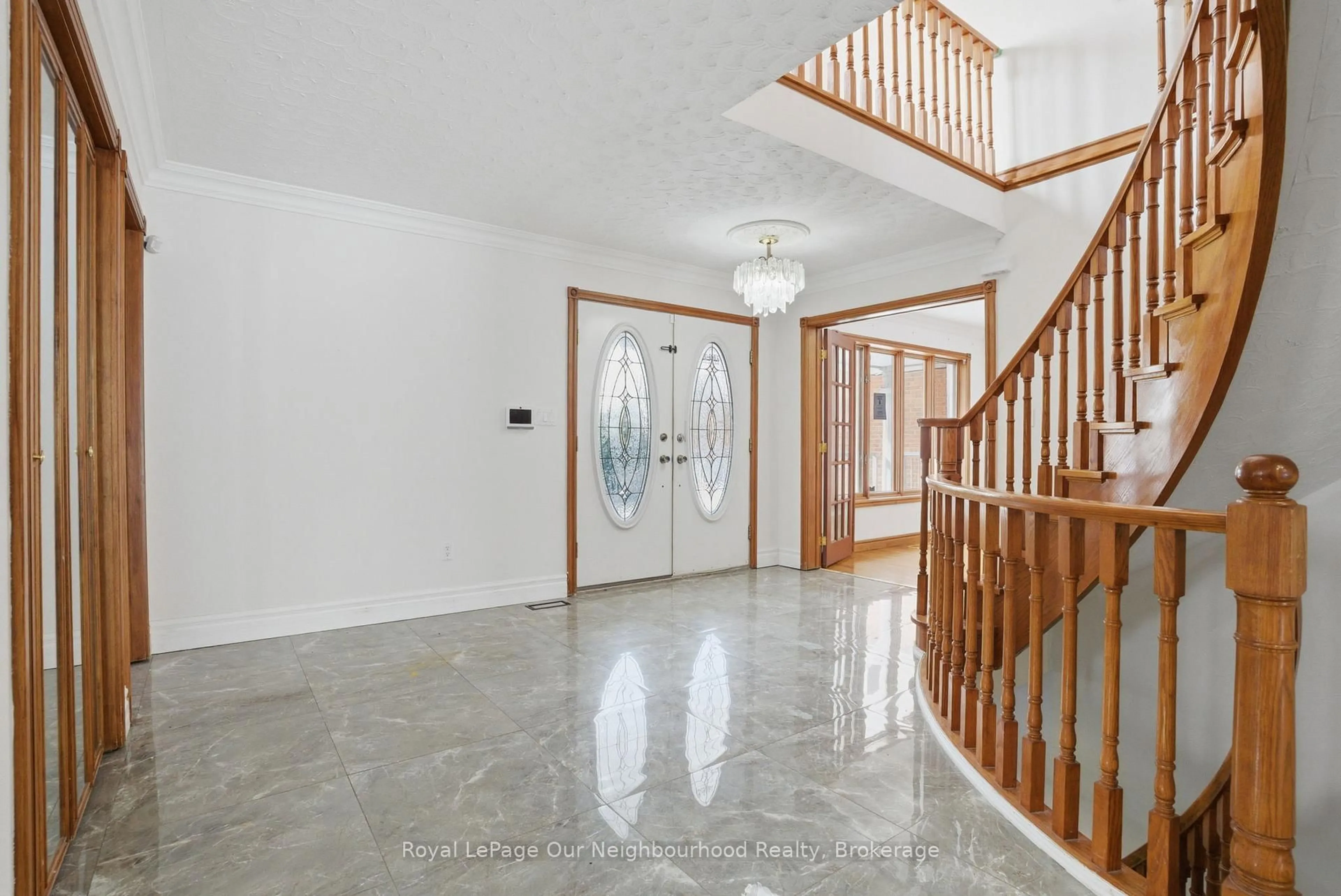 Indoor foyer for 79 Elizabeth St, Oshawa Ontario L1J 8H3