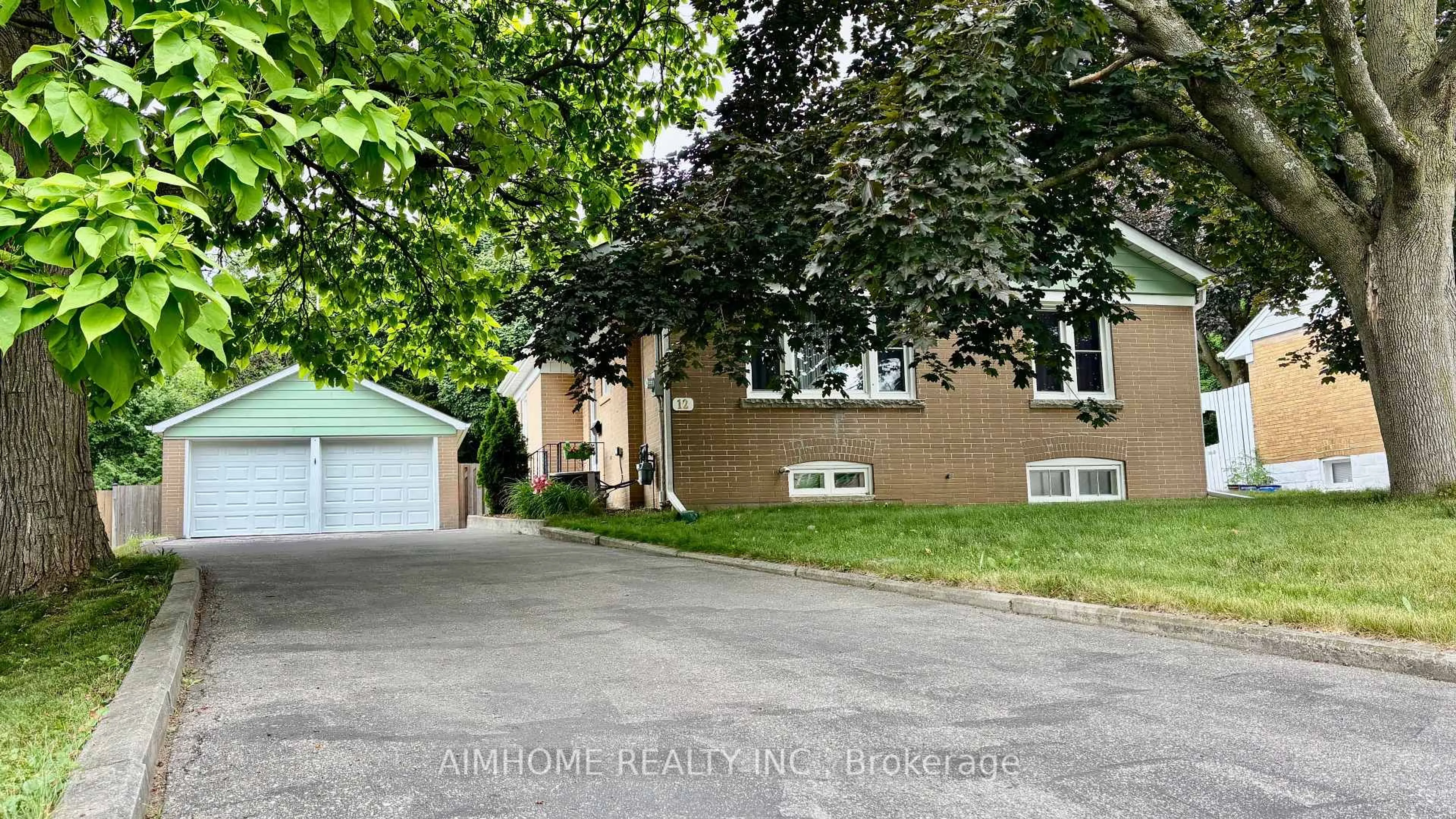 A pic from outside/outdoor area/front of a property/back of a property/a pic from drone, street for 12 Canham Cres, Toronto Ontario M1S 2H6
