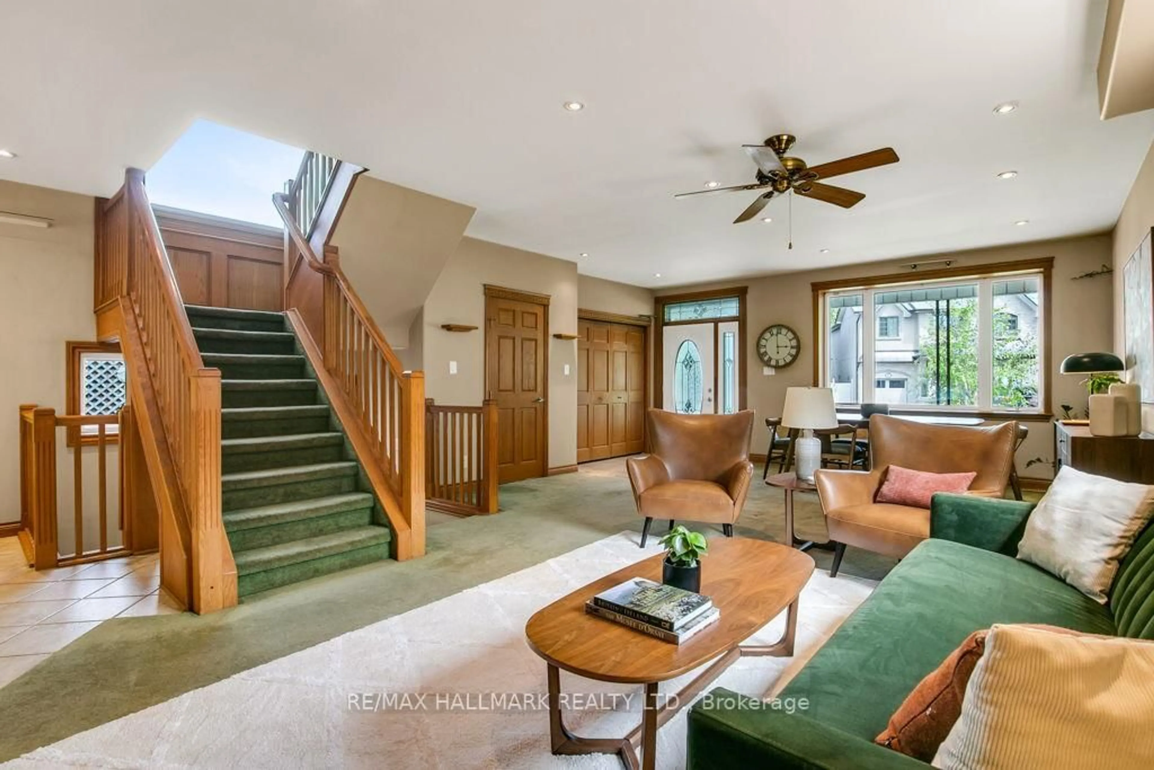 Living room with furniture, unknown for 43 Ferris Rd, Toronto Ontario M4B 1G2