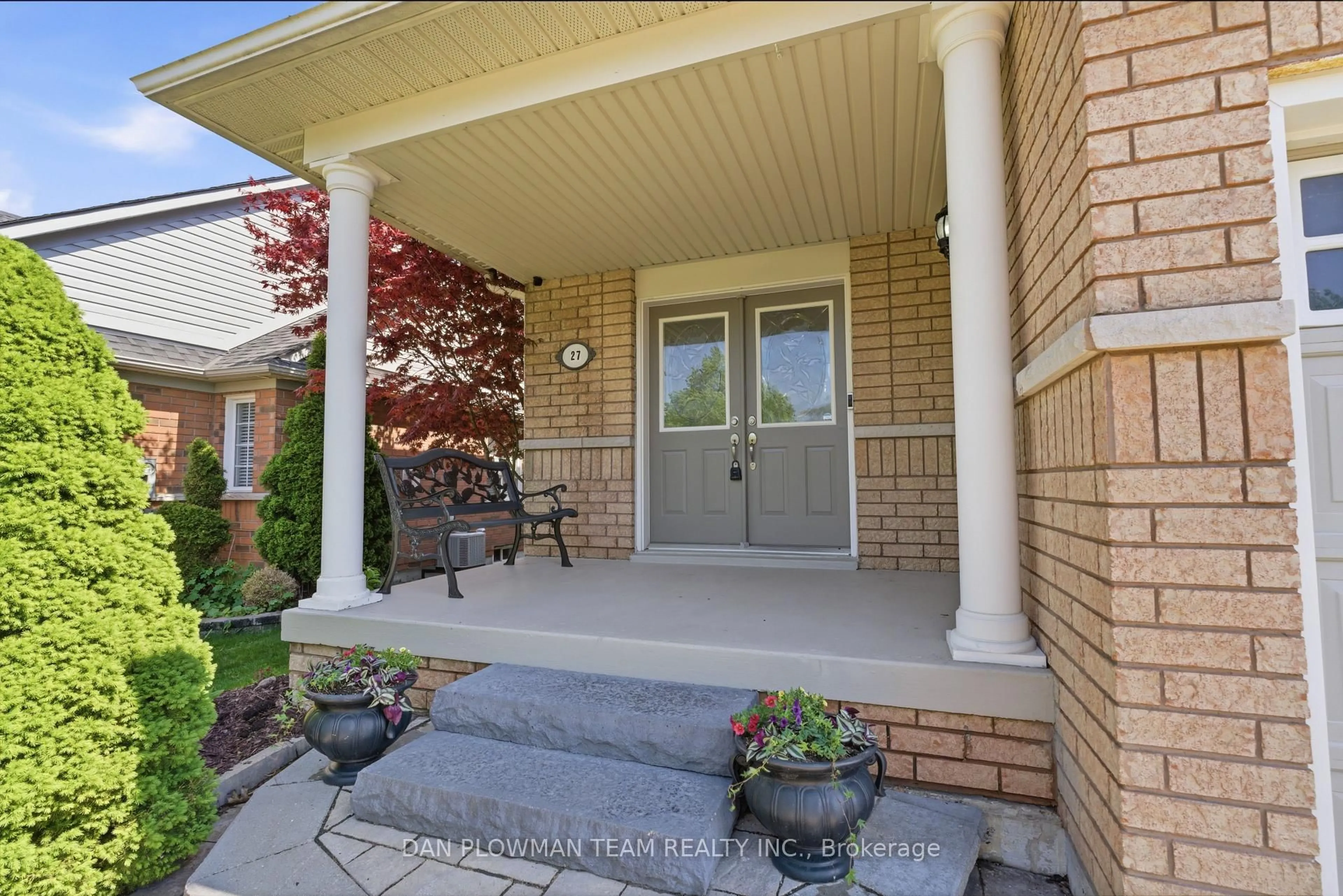 Indoor entryway for 27 Hockley Ave, Clarington Ontario L1C 5P2