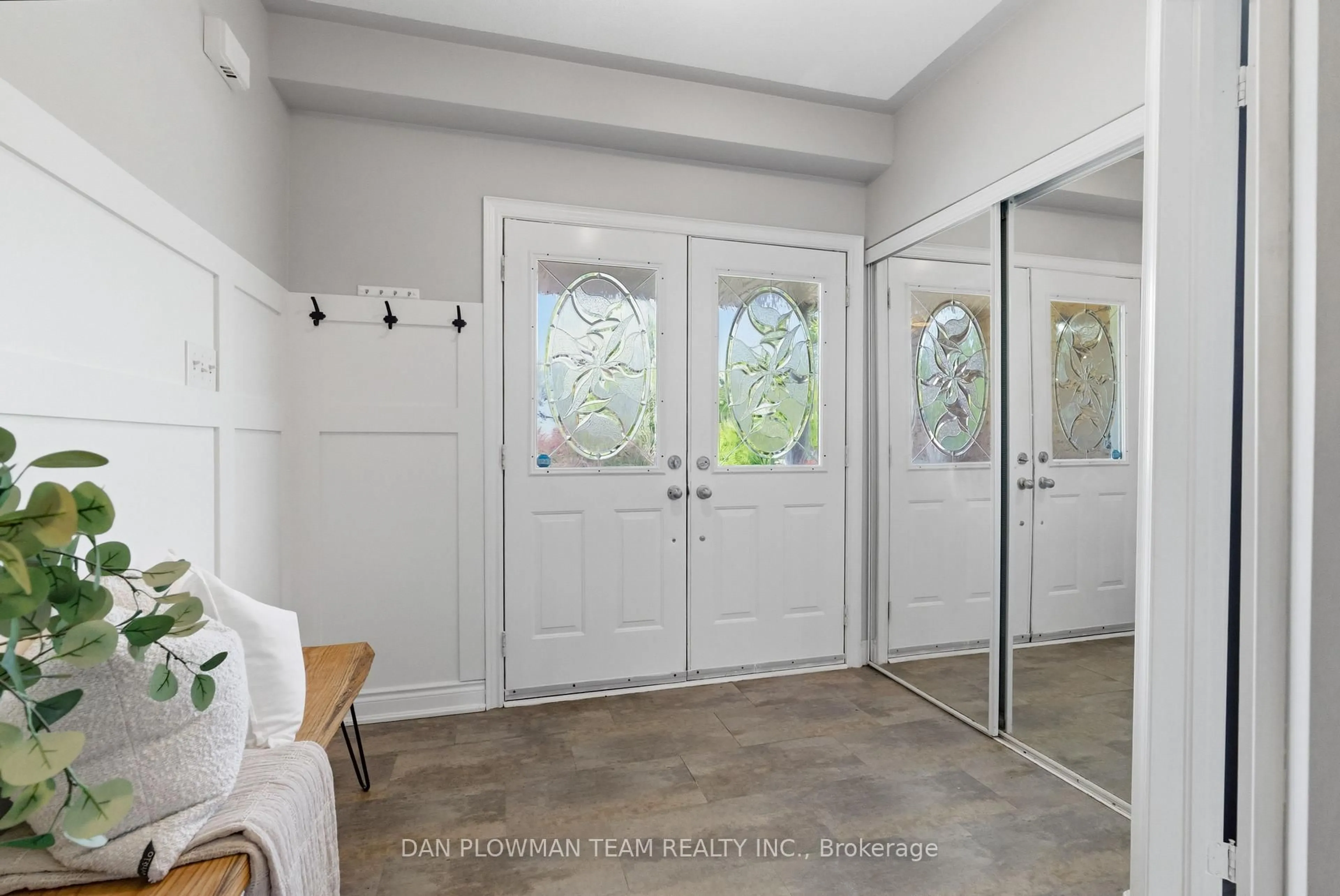 Indoor entryway for 27 Hockley Ave, Clarington Ontario L1C 5P2