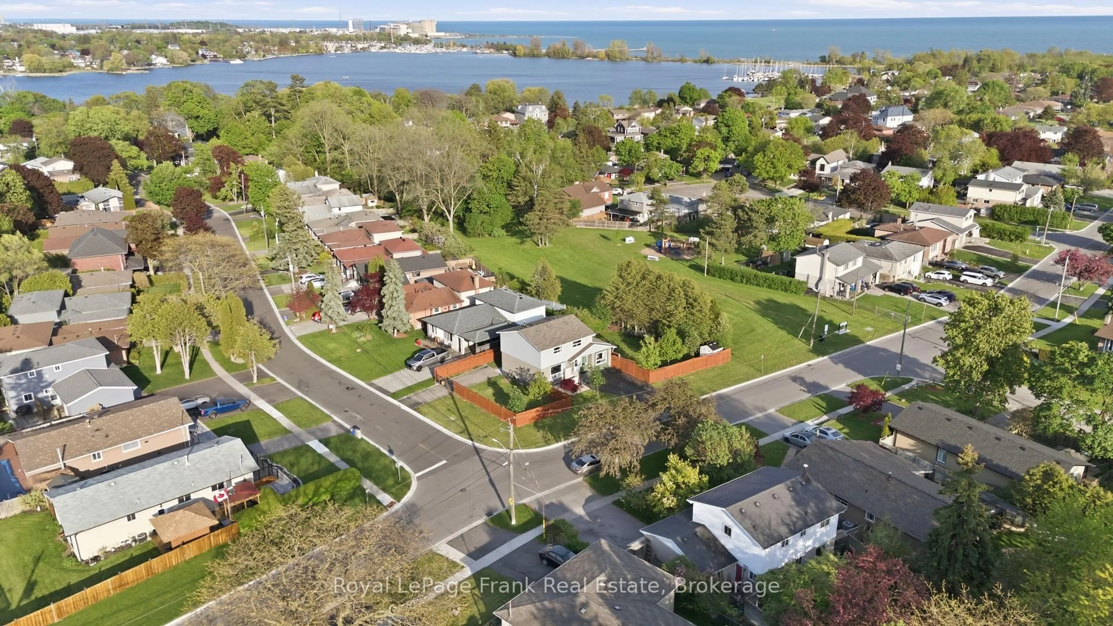 A pic from outside/outdoor area/front of a property/back of a property/a pic from drone, water/lake/river/ocean view for 1014 Vistula Dr, Pickering Ontario L1W 2L9
