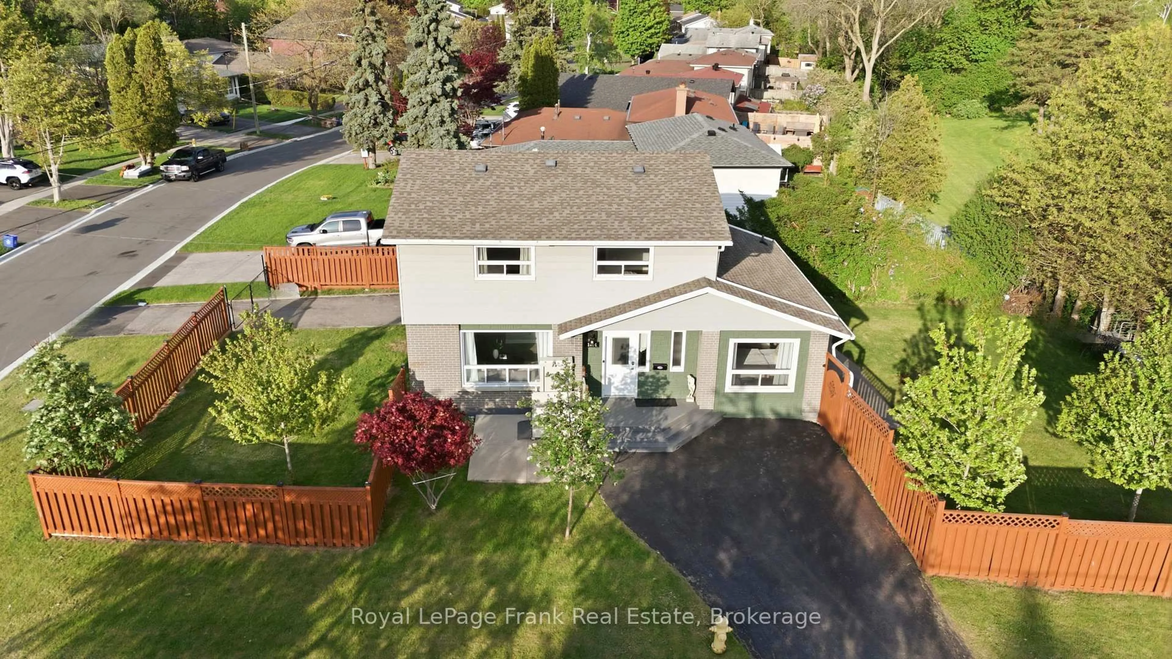 A pic from outside/outdoor area/front of a property/back of a property/a pic from drone, street for 1014 Vistula Dr, Pickering Ontario L1W 2L9