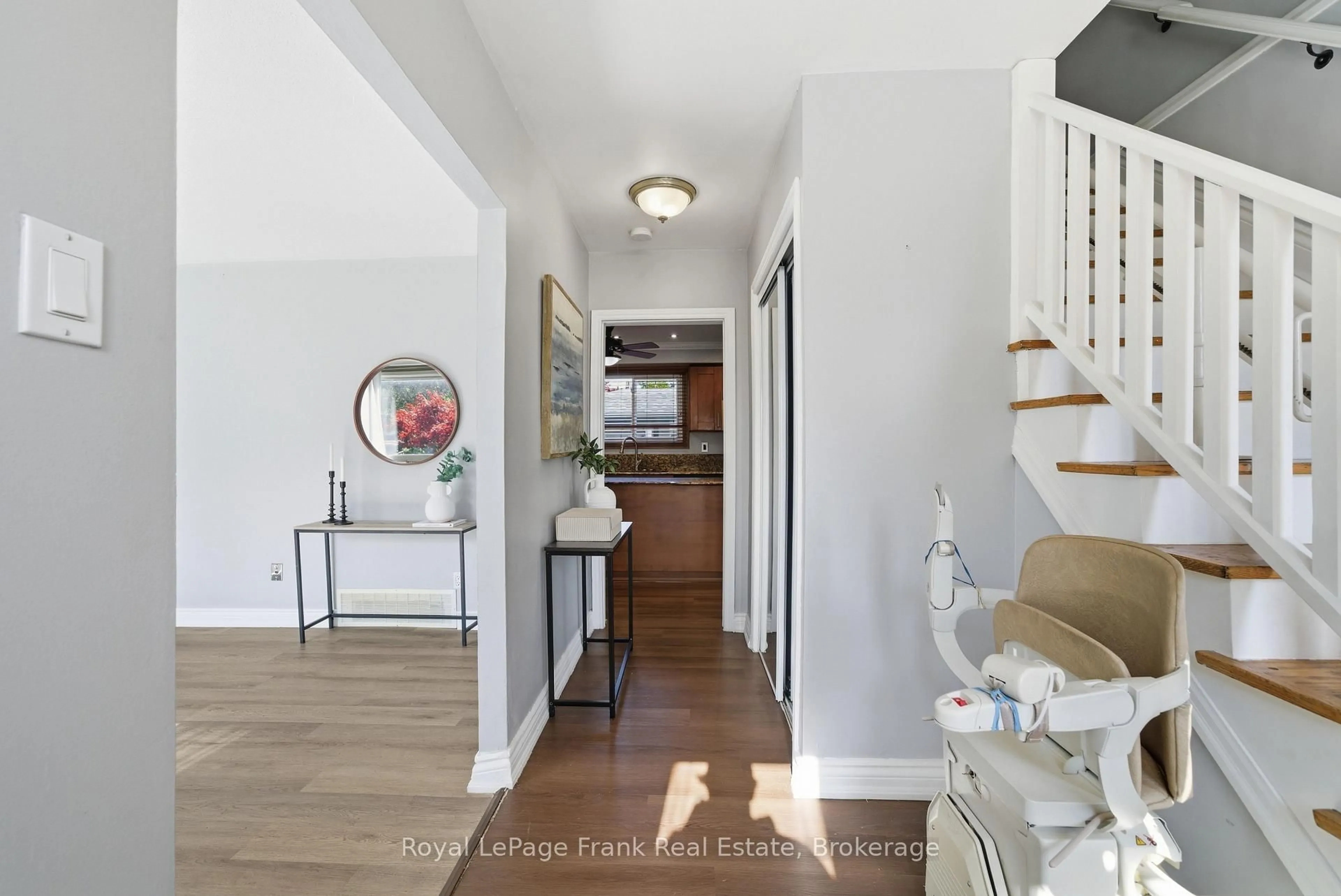 Indoor entryway for 1014 Vistula Dr, Pickering Ontario L1W 2L9