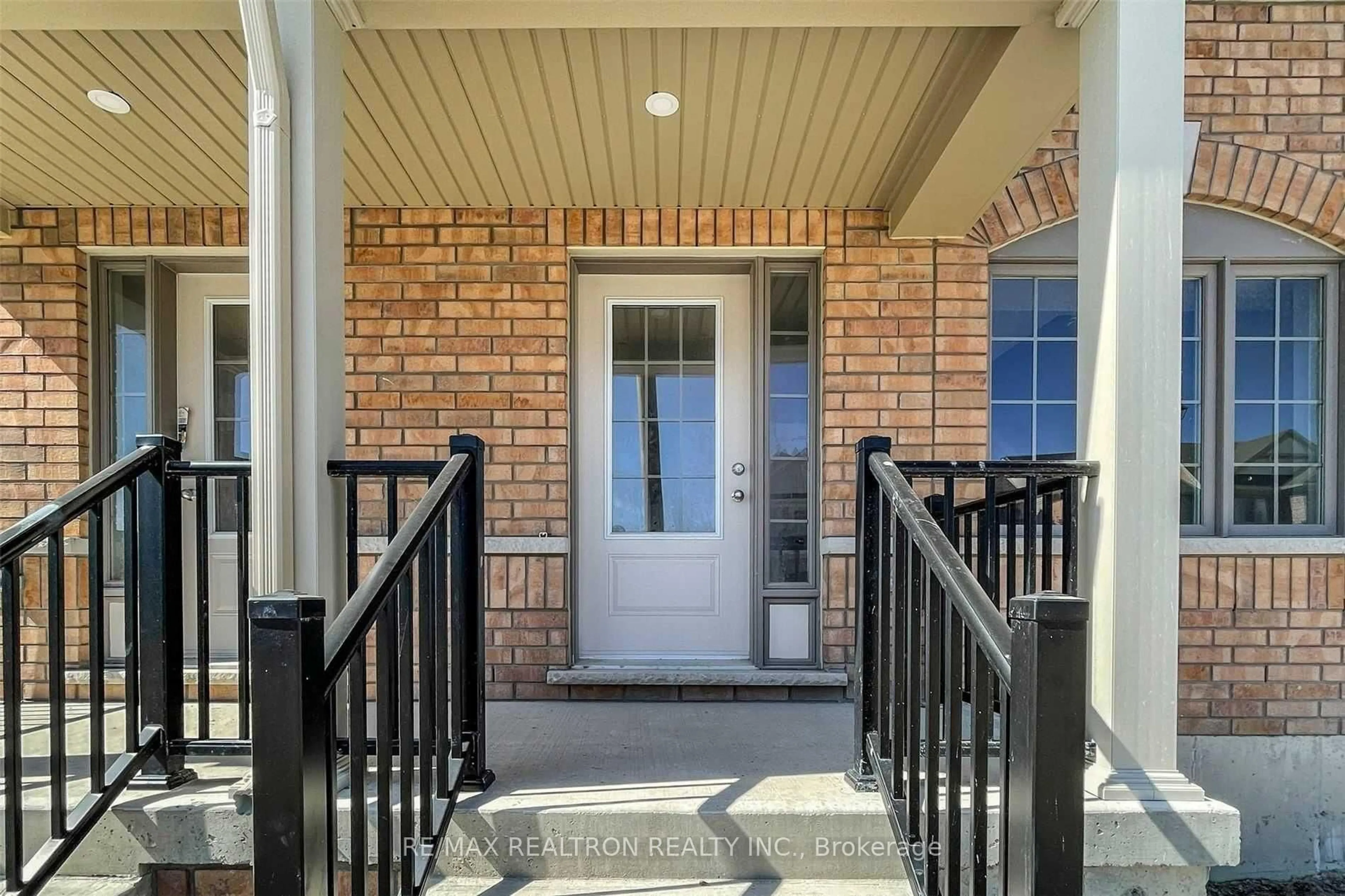 Indoor entryway for 203 Royal Northern Path #73, Oshawa Ontario L1L 0R6