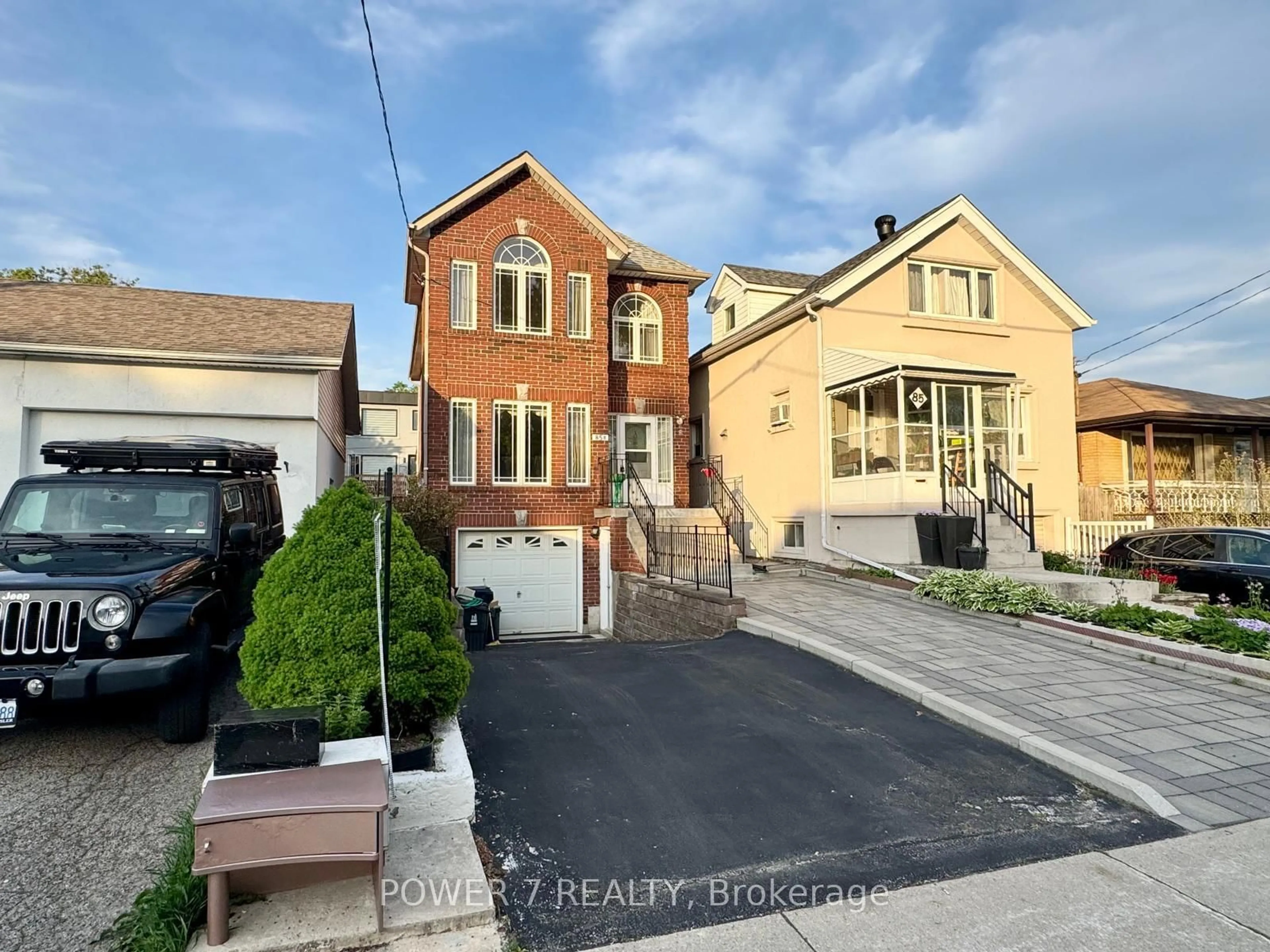 A pic from outside/outdoor area/front of a property/back of a property/a pic from drone, street for 85B Maybourne Ave, Toronto Ontario M1L 2W3