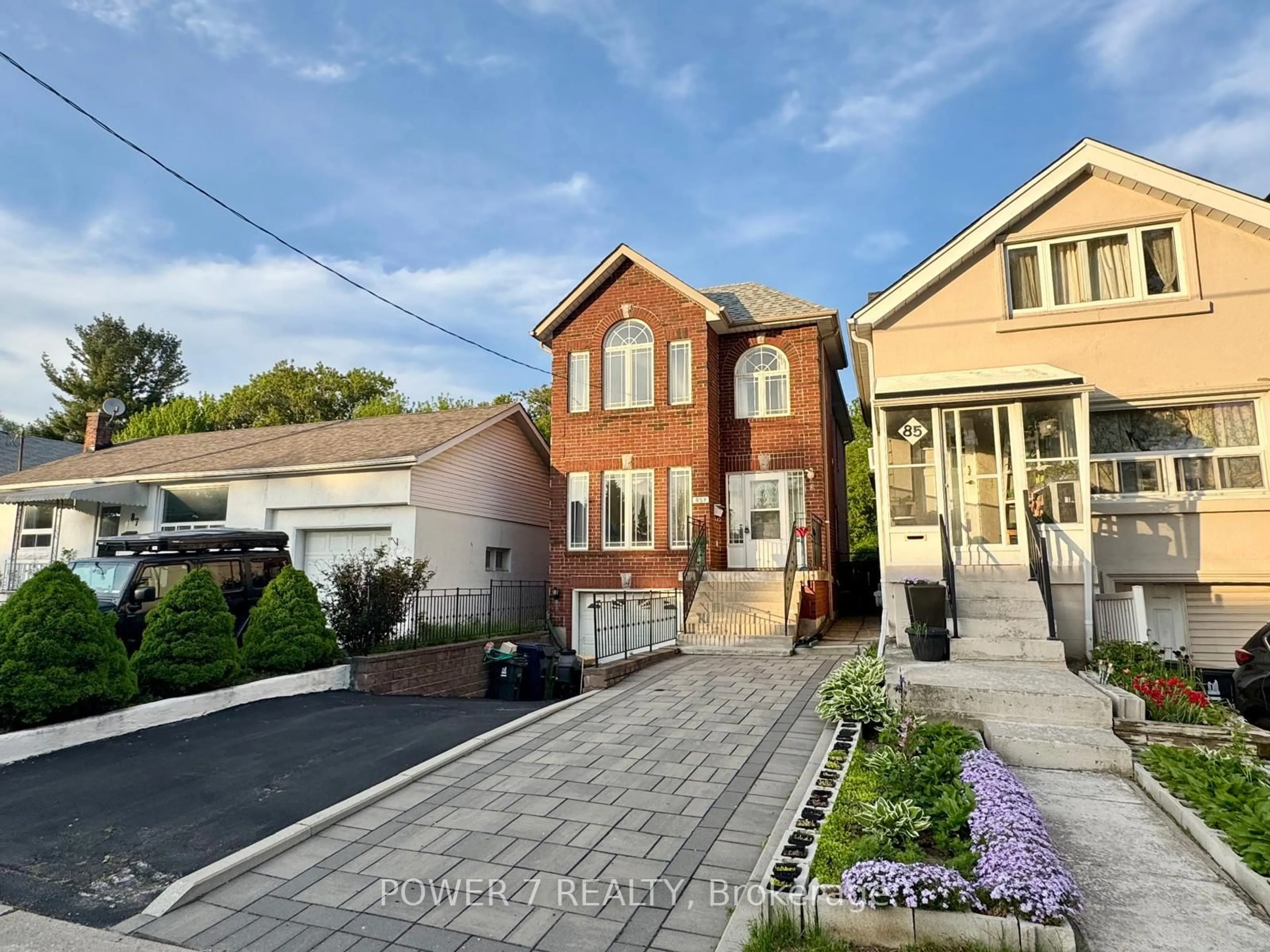 A pic from outside/outdoor area/front of a property/back of a property/a pic from drone, street for 85B Maybourne Ave, Toronto Ontario M1L 2W3