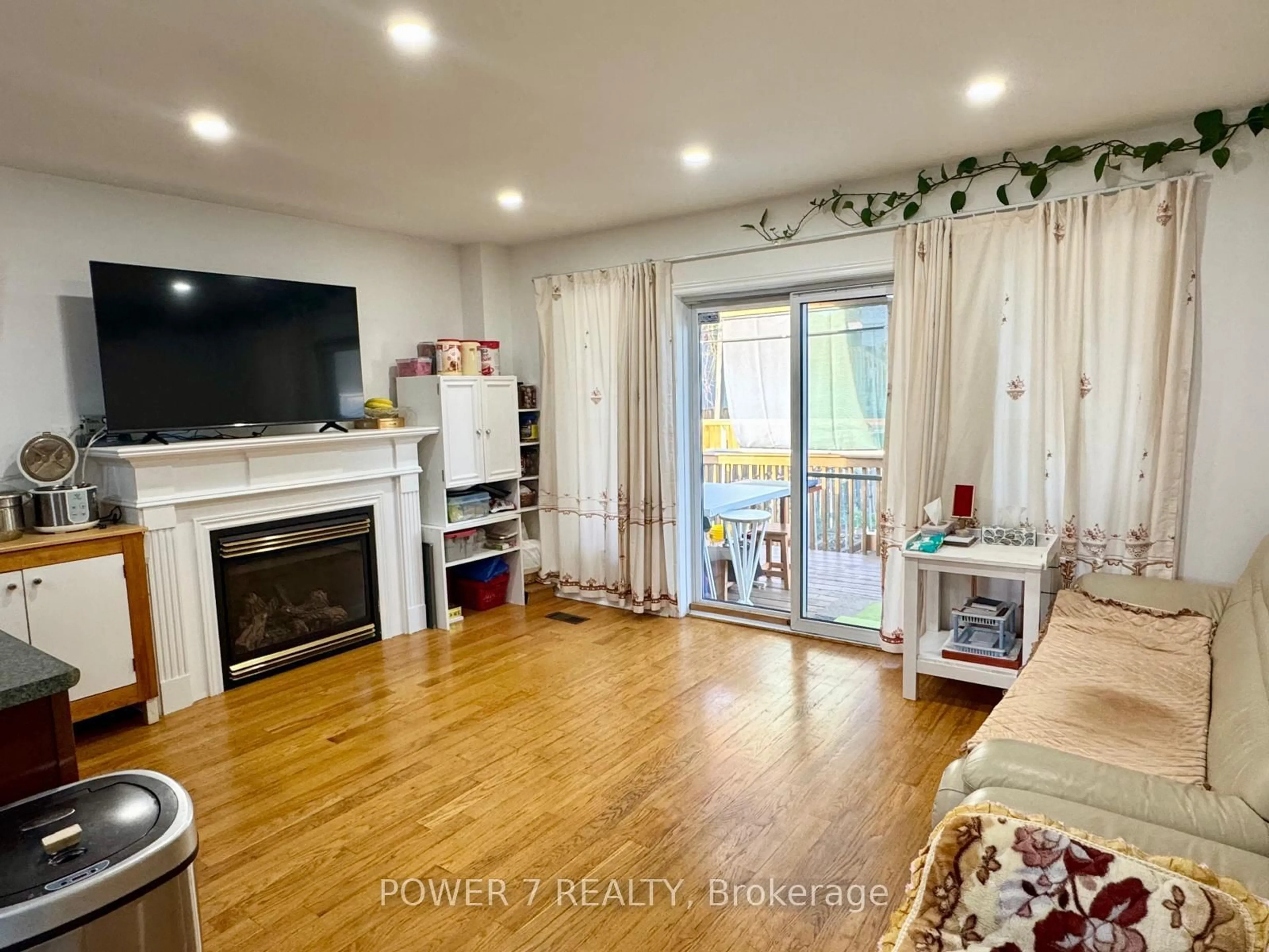 Living room with furniture, wood/laminate floor for 85B Maybourne Ave, Toronto Ontario M1L 2W3