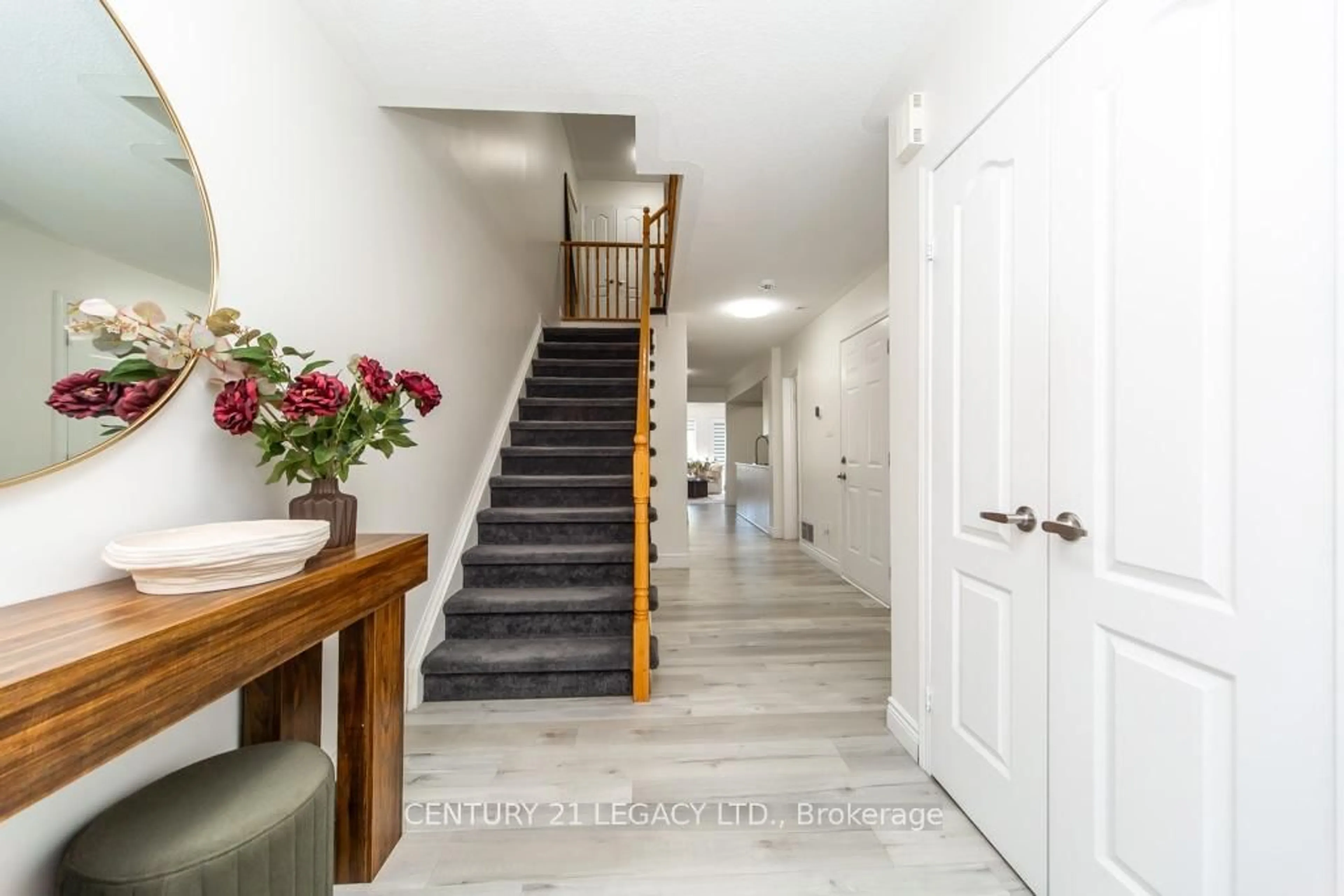 Indoor entryway for 44 Tincomb Cres, Whitby Ontario L1R 2Y6