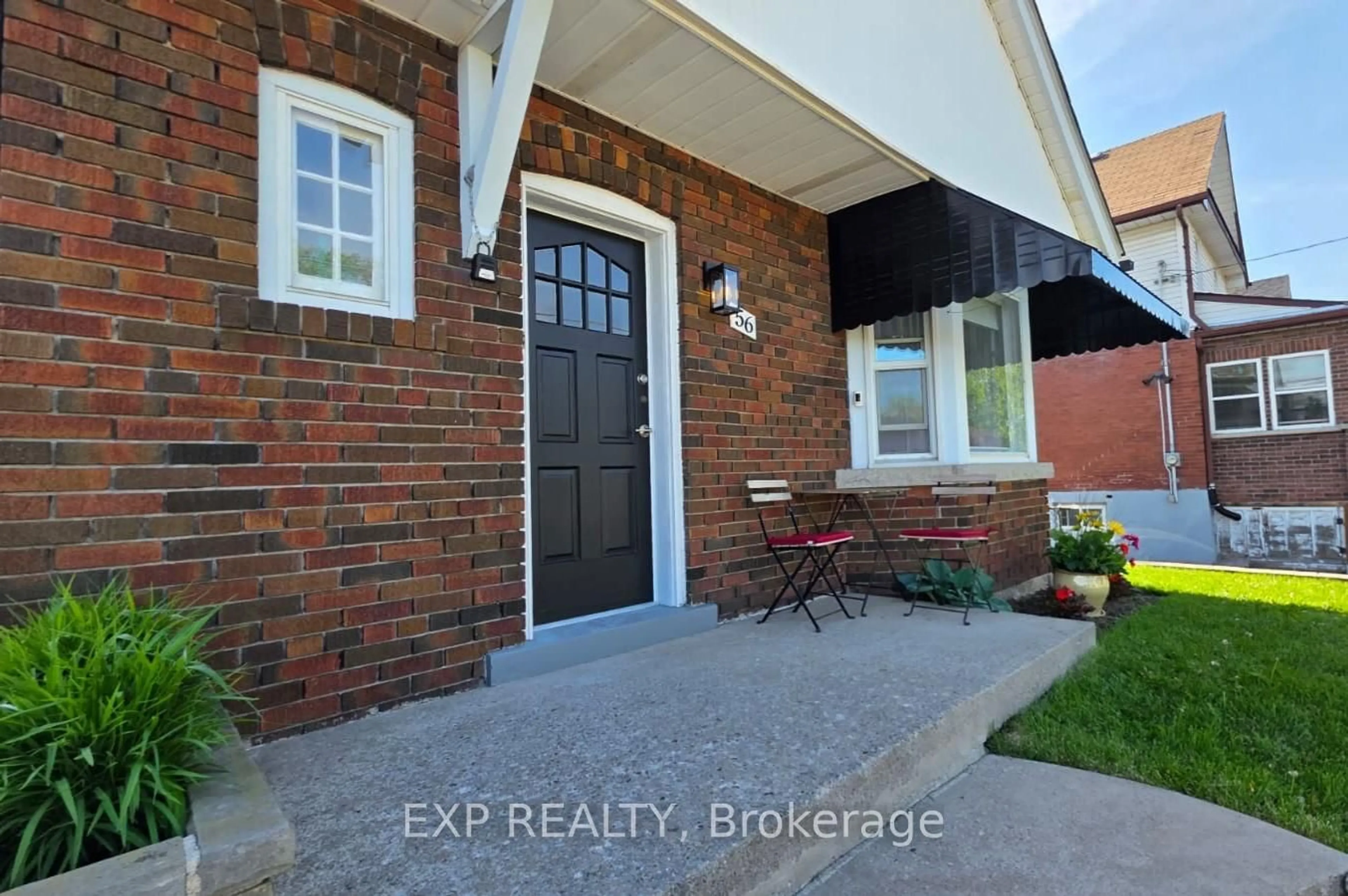 Indoor entryway for 56 Gladstone Ave, Oshawa Ontario L1J 4E5