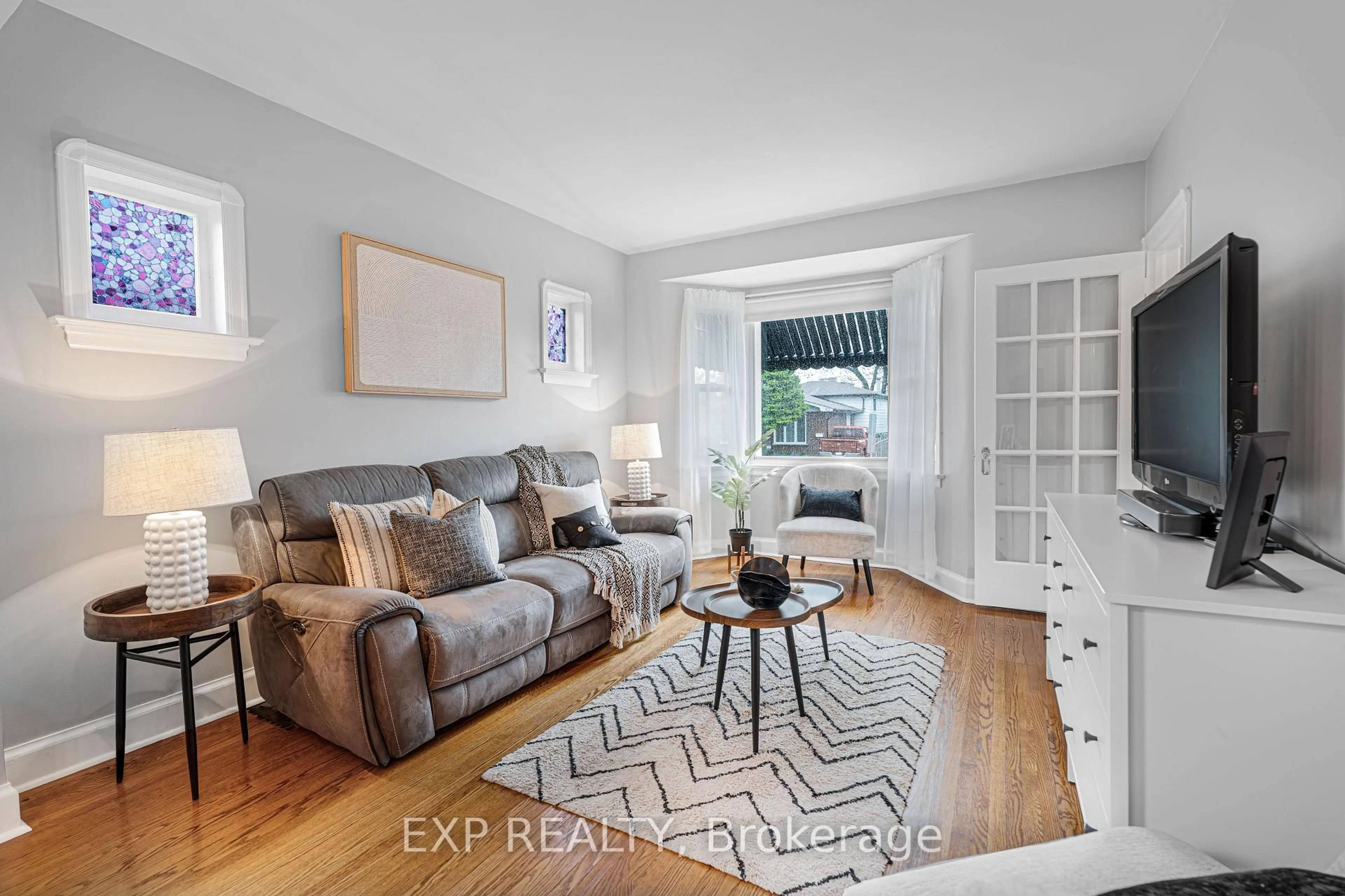 Living room with furniture, unknown for 56 Gladstone Ave, Oshawa Ontario L1J 4E5