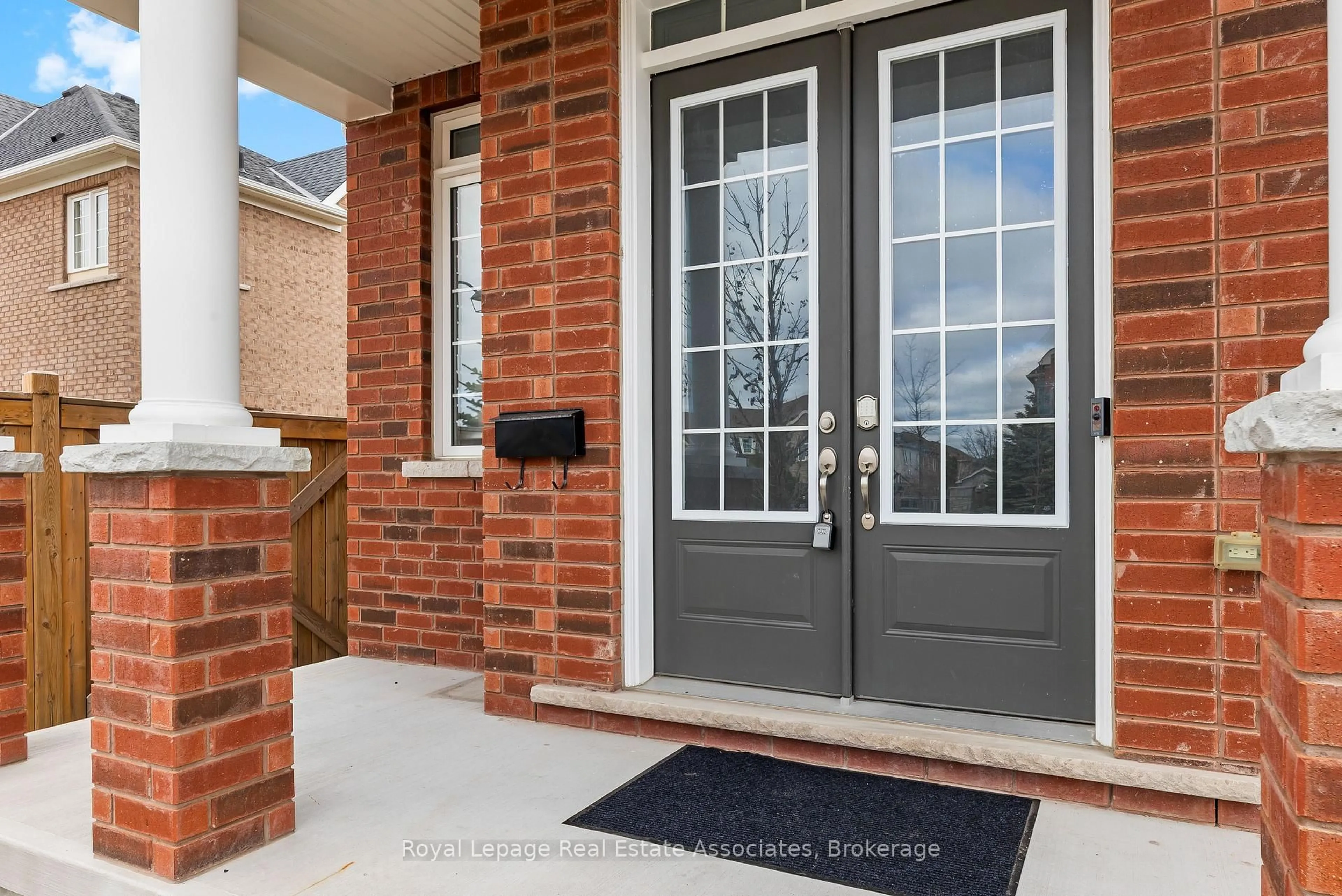 Indoor entryway for 1796 Grandview St, Oshawa Ontario L1K 0B1