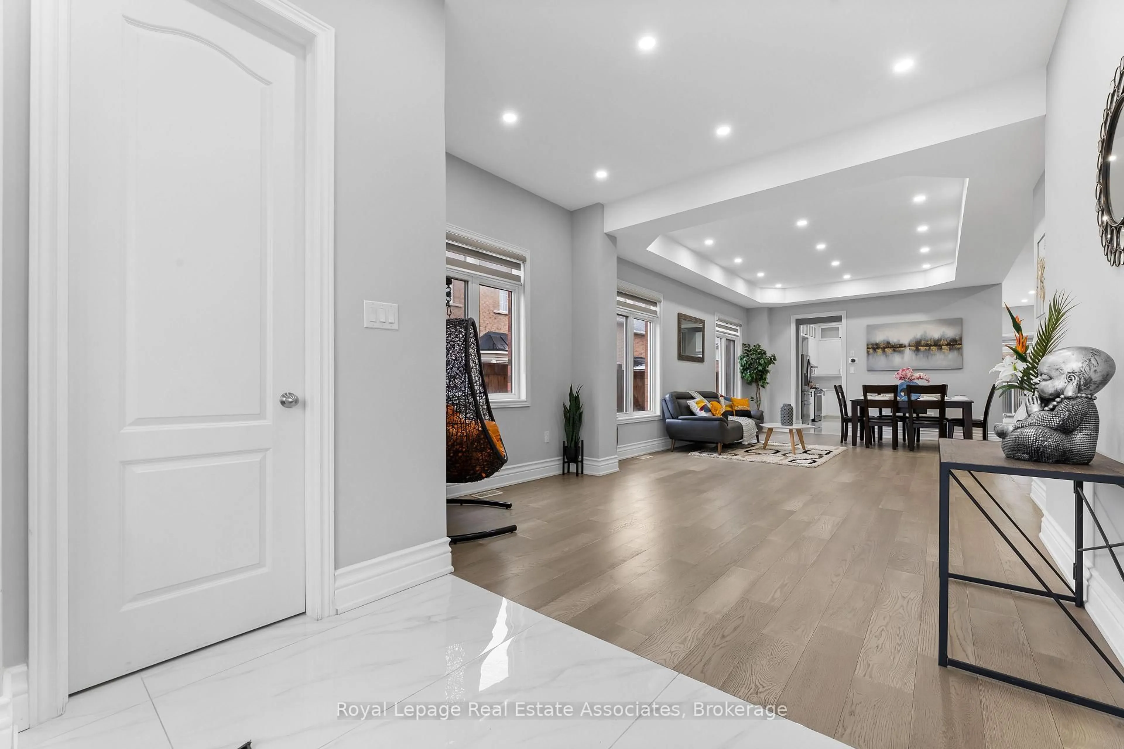 Indoor entryway for 1796 Grandview St, Oshawa Ontario L1K 0B1