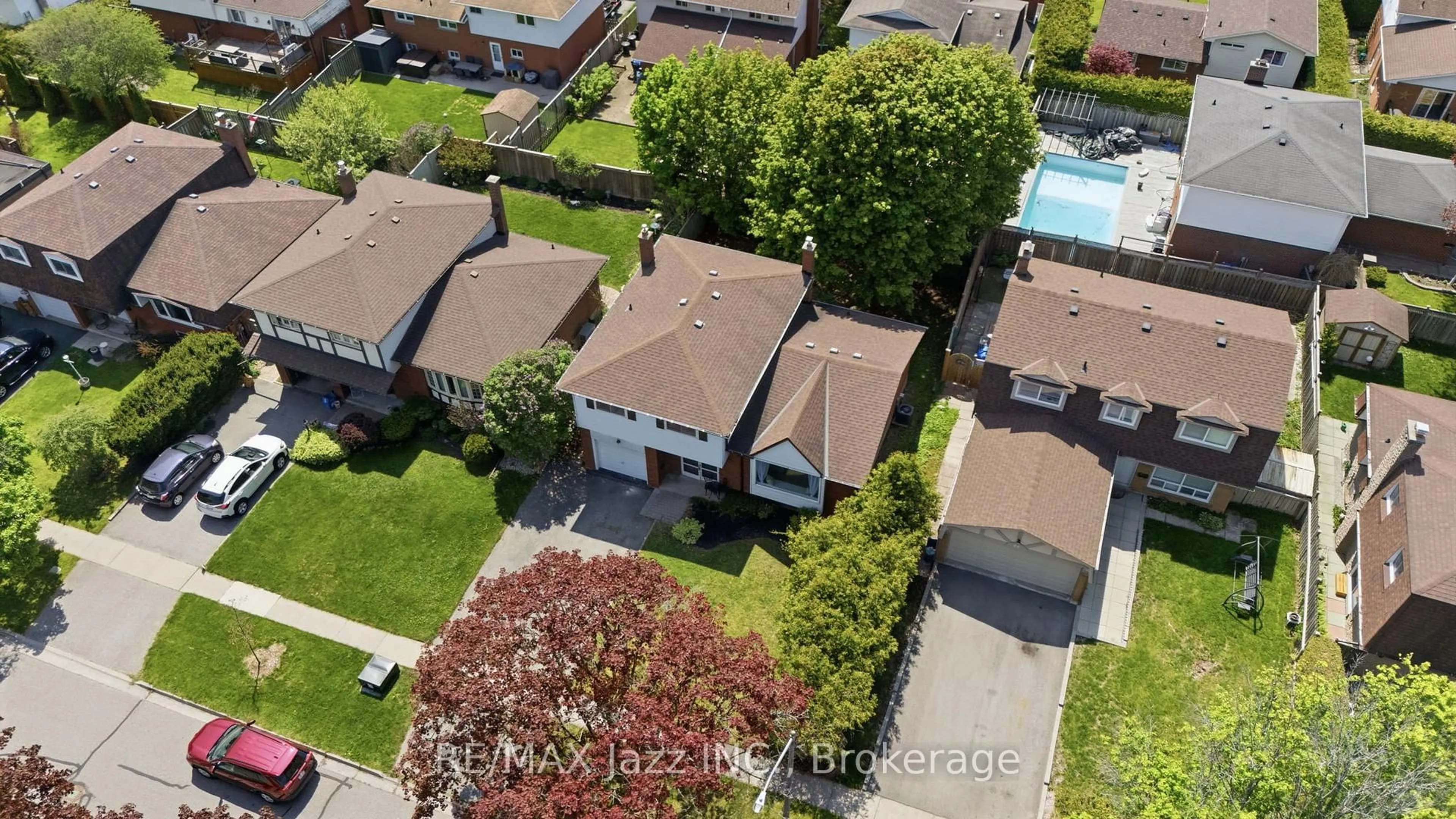 A pic from outside/outdoor area/front of a property/back of a property/a pic from drone, street for 50 Oakdale Dr, Oshawa Ontario L1H 6X1