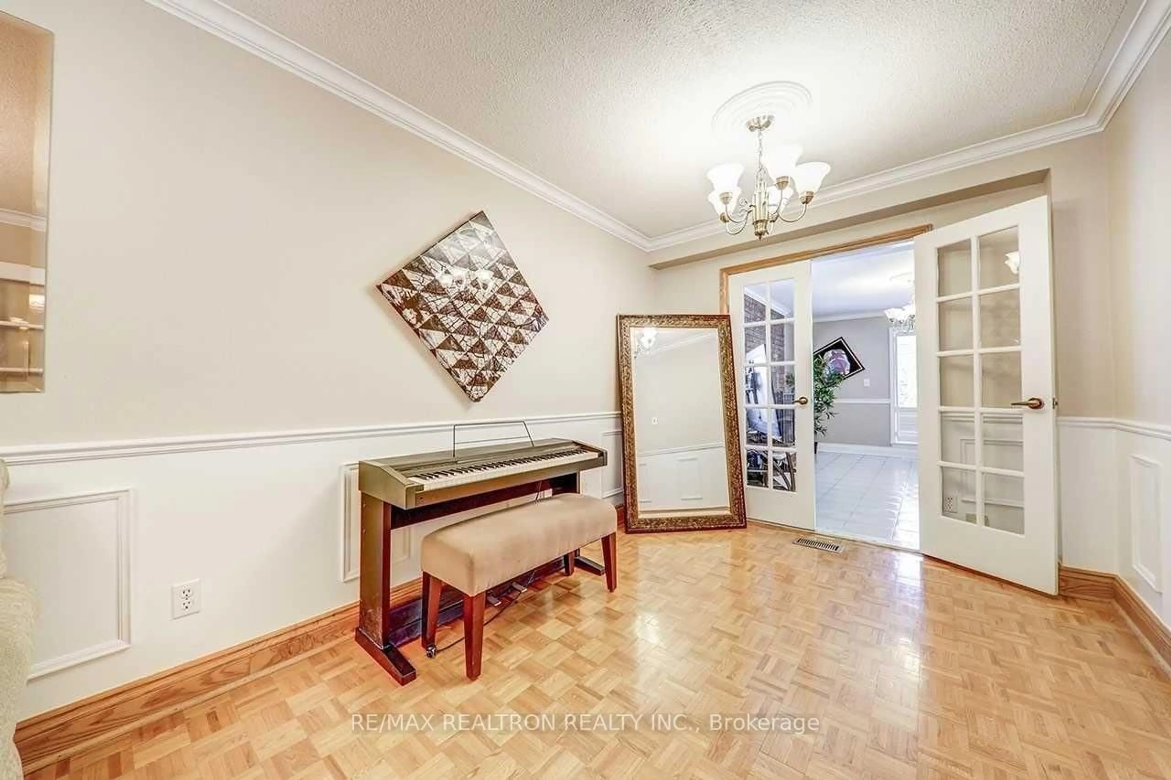 Indoor foyer for 117 Dunsfold Dr, Toronto Ontario M1B 1T5