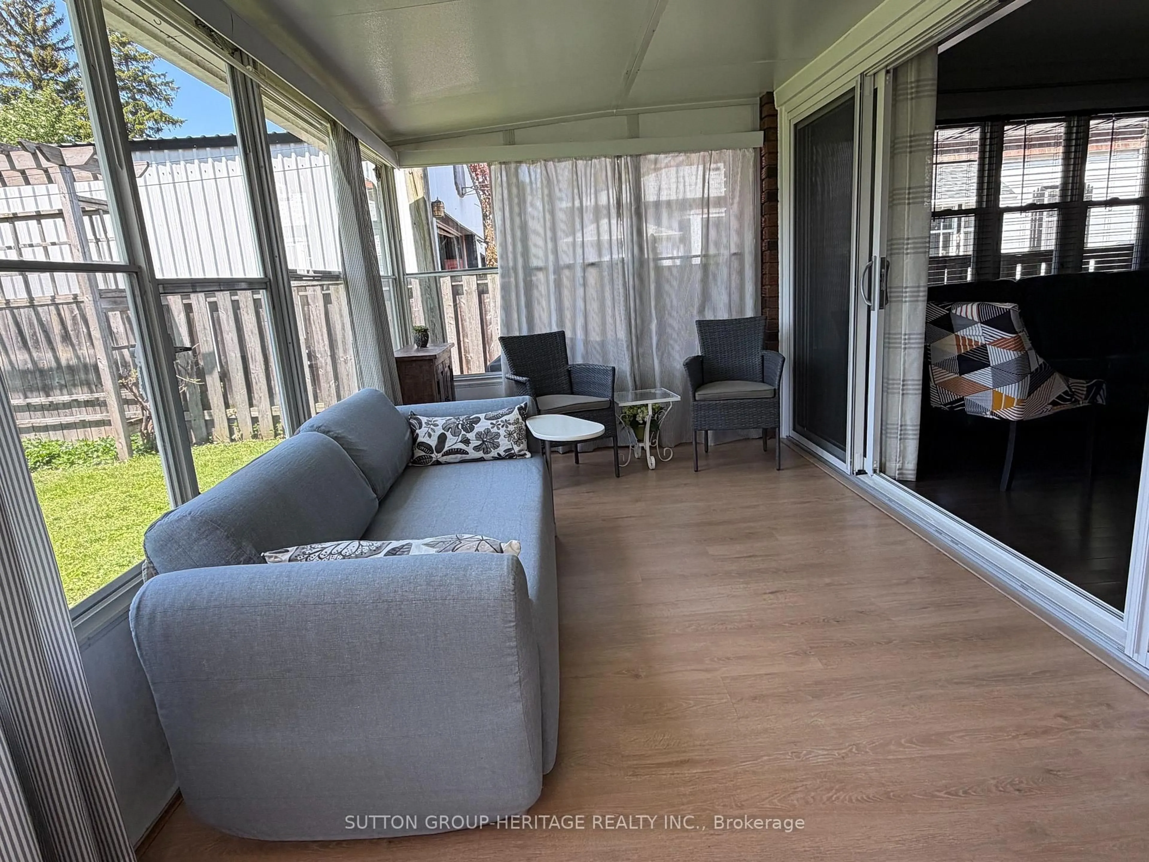 Unknown for 414 Centre St, Whitby Ontario L1N 4T4