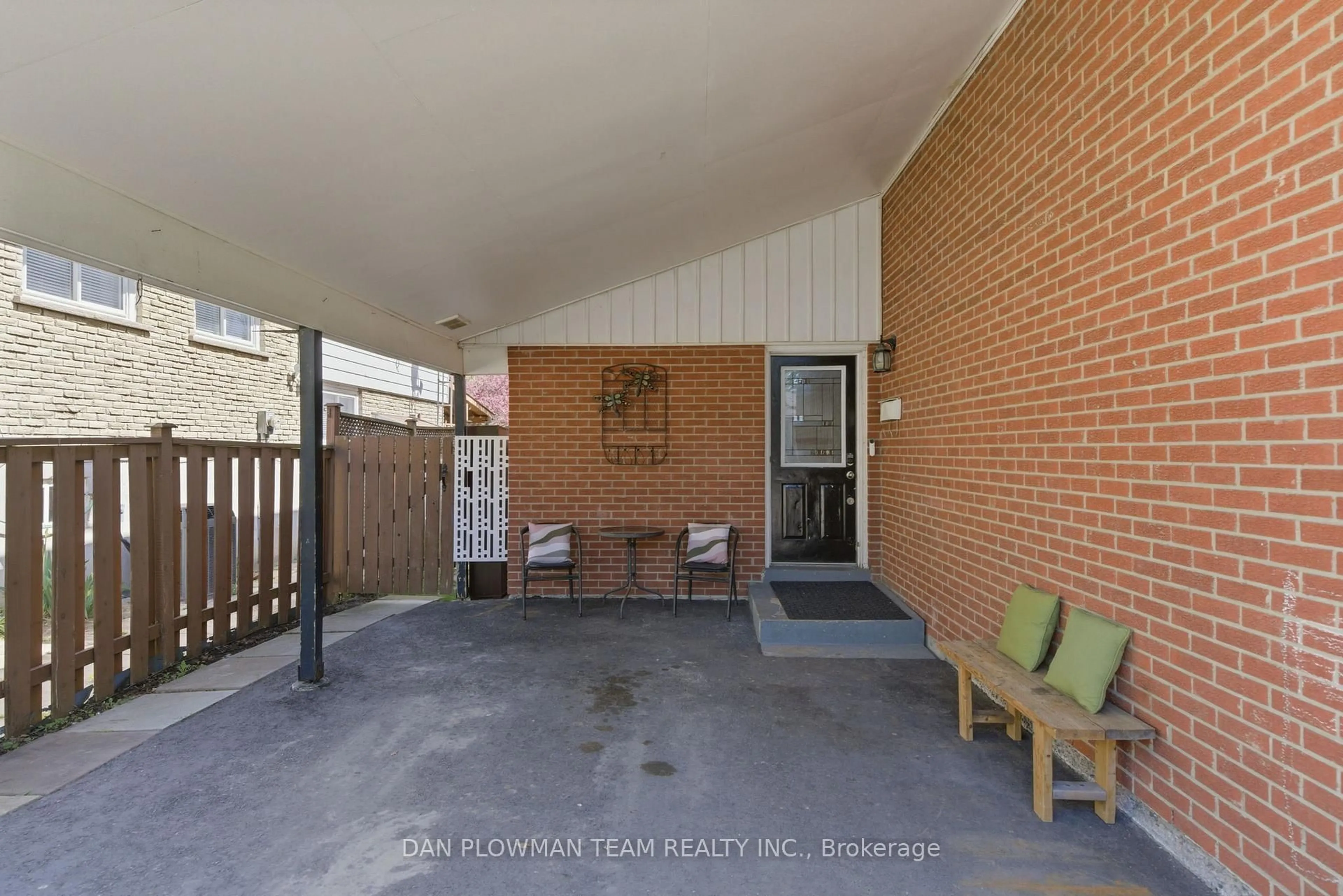 Patio, street for 653 Berwick Cres, Oshawa Ontario L1J 3E6