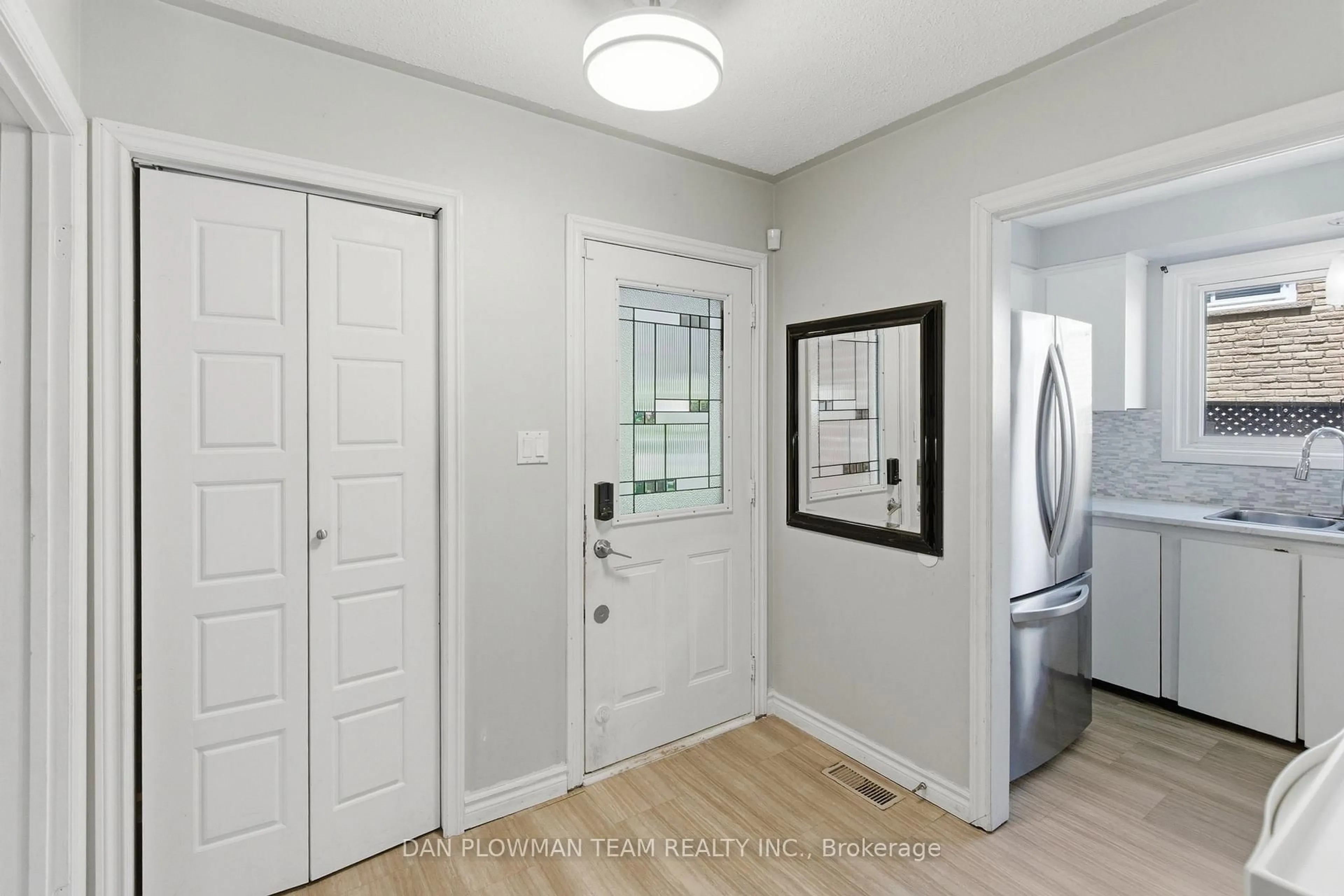 Indoor entryway for 653 Berwick Cres, Oshawa Ontario L1J 3E6