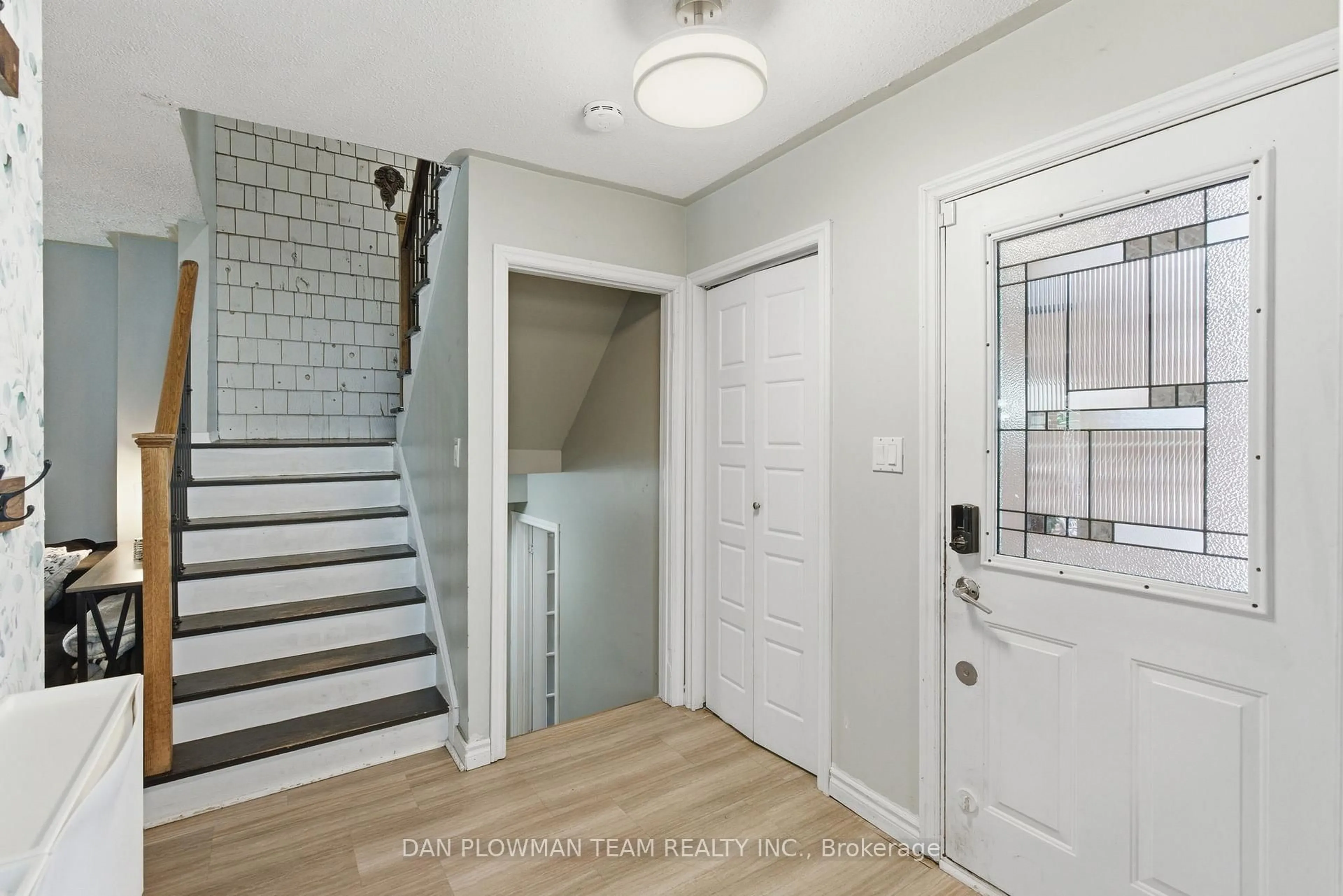 Indoor entryway for 653 Berwick Cres, Oshawa Ontario L1J 3E6