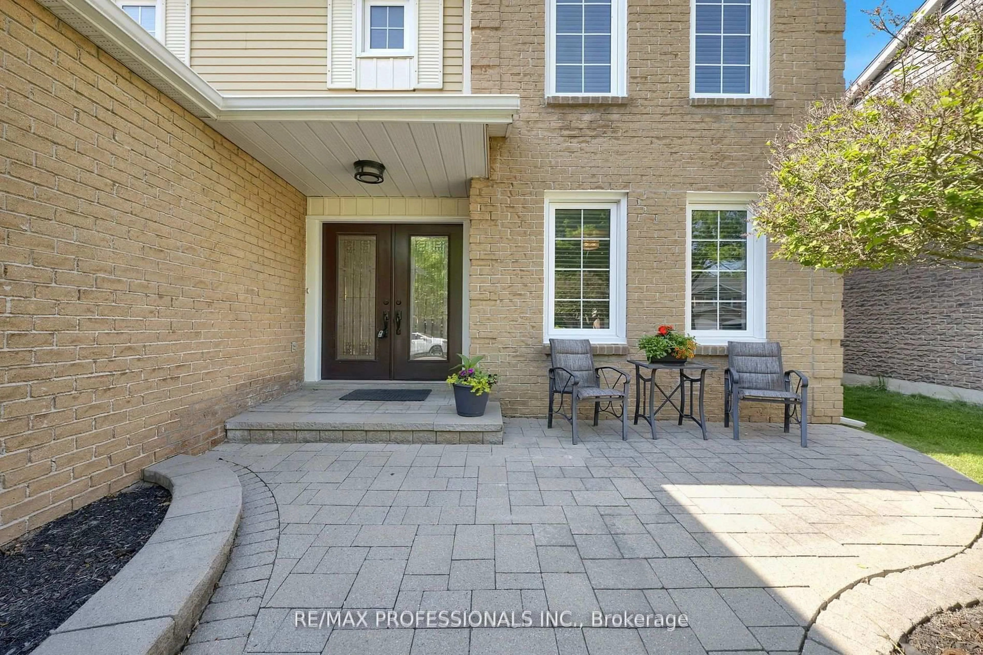 Patio, street for 45 Resolute Cres, Whitby Ontario L1P 1G9