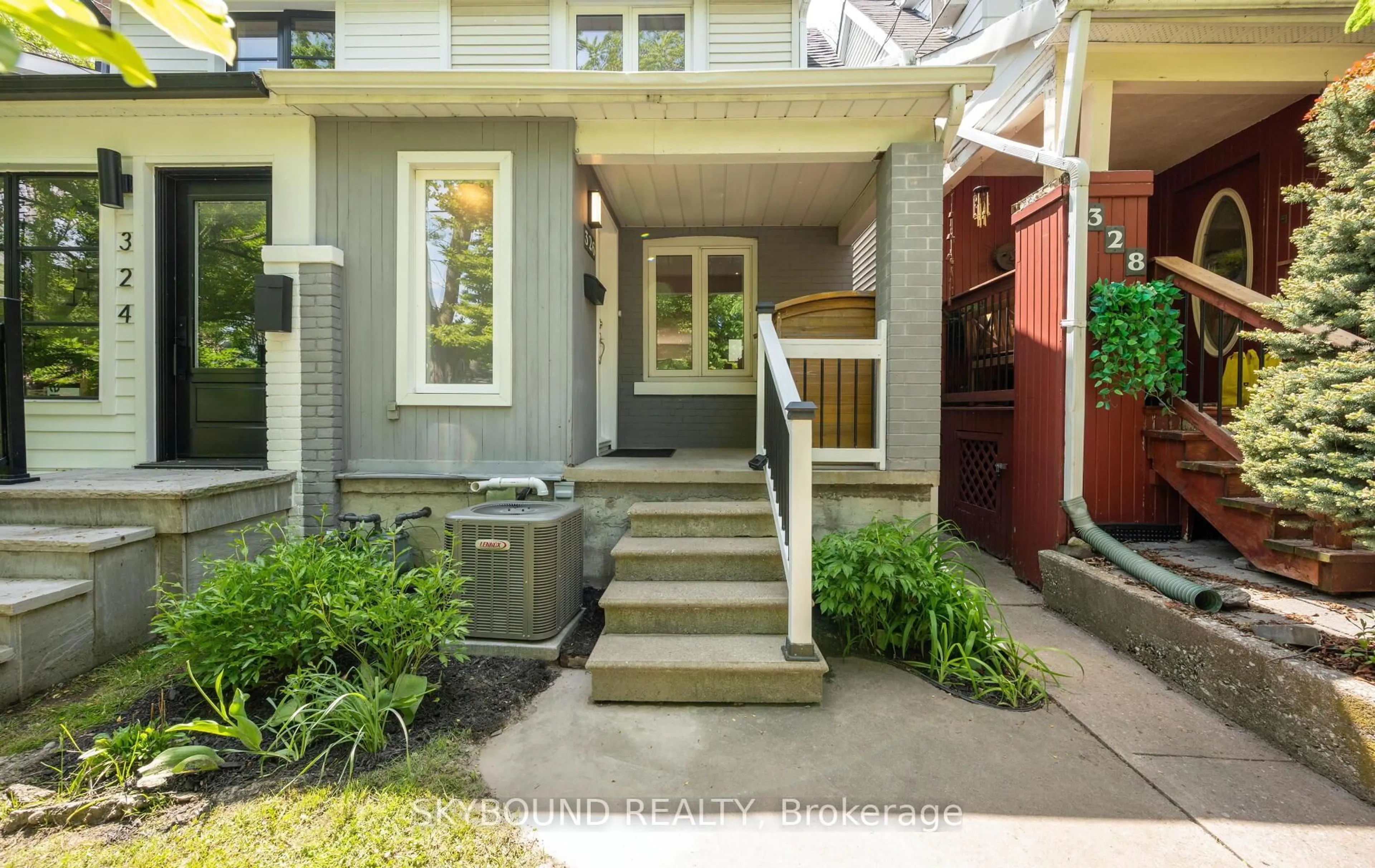 Indoor entryway for 326 Kenilworth Ave, Toronto Ontario M4L 3S8
