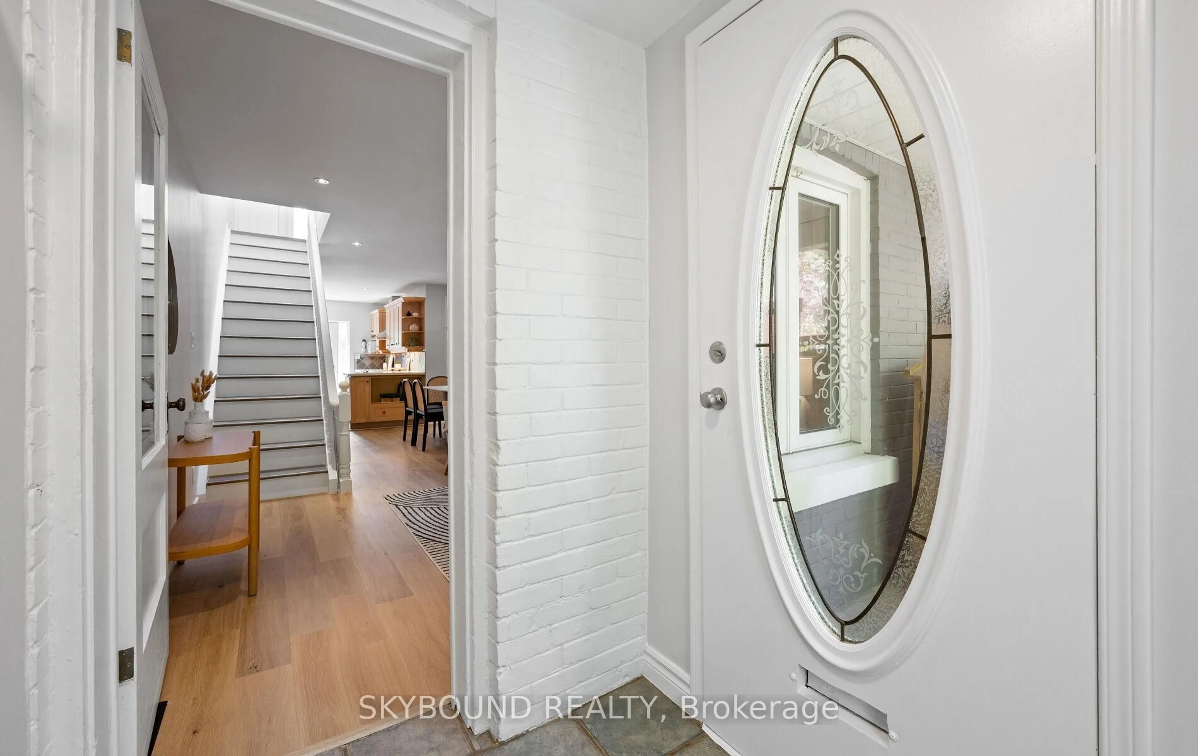 Indoor entryway for 326 Kenilworth Ave, Toronto Ontario M4L 3S8
