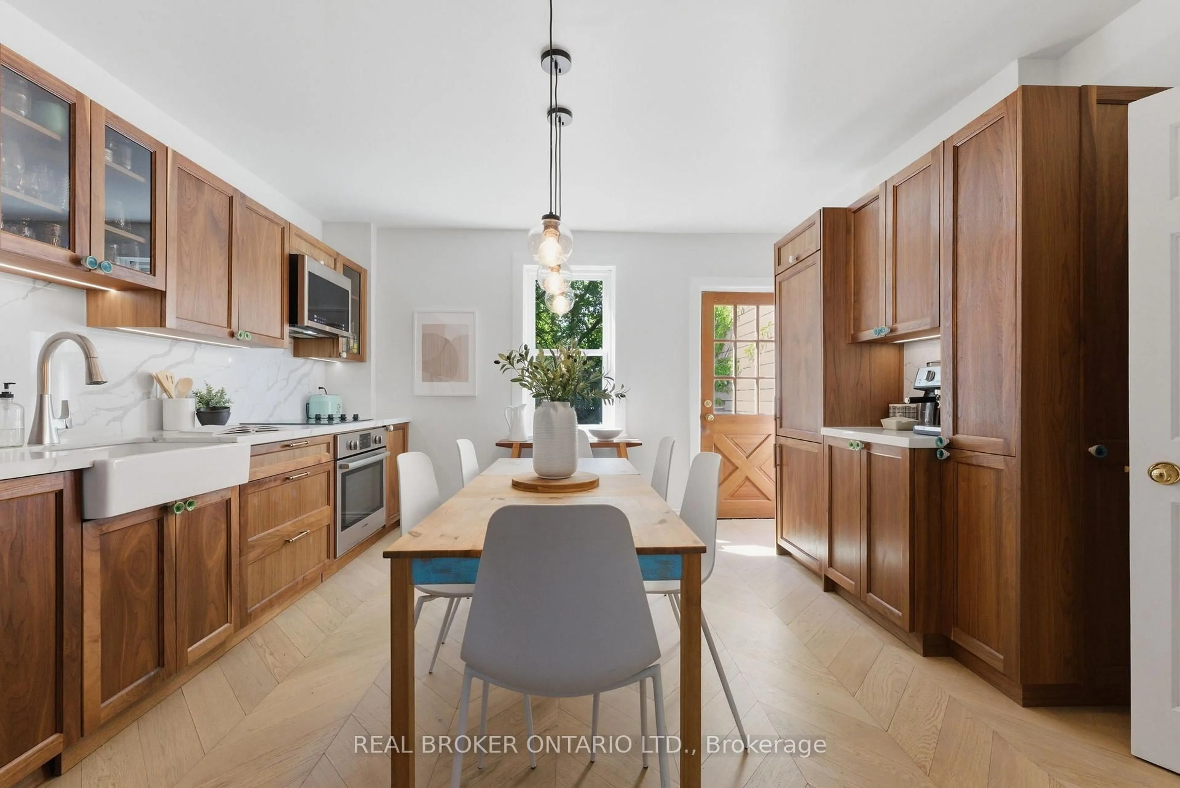 Open concept kitchen, ceramic/tile floor for 833 Sammon Ave, Toronto Ontario M4C 2E7