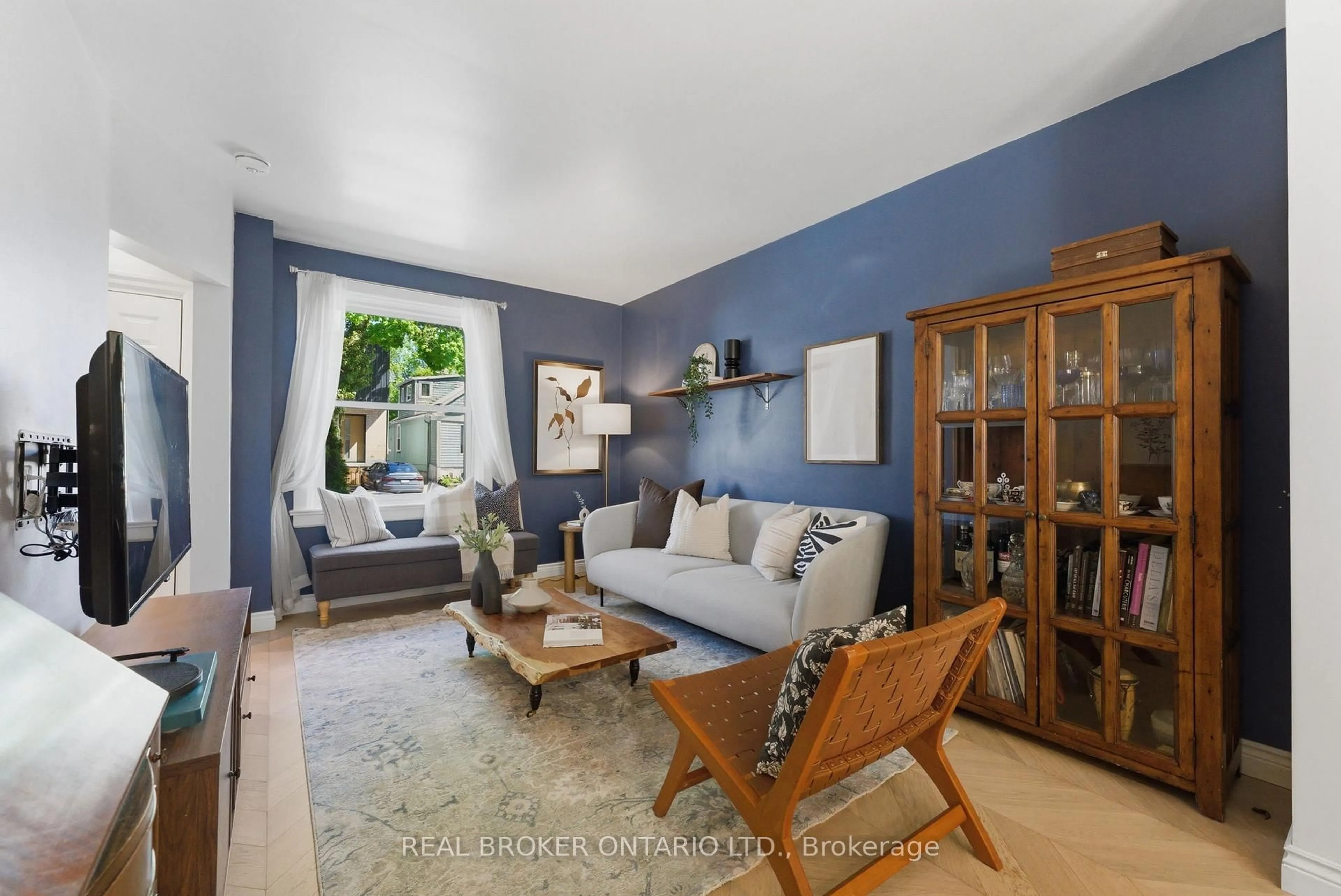 Living room with furniture, unknown for 833 Sammon Ave, Toronto Ontario M4C 2E7