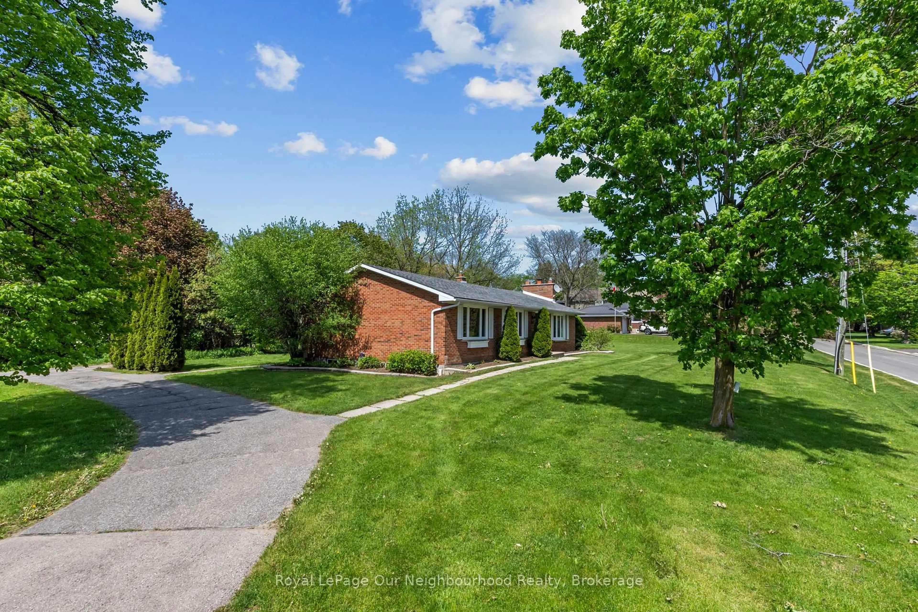 A pic from outside/outdoor area/front of a property/back of a property/a pic from drone, street for 1722 Joseph St, Pickering Ontario L1Y 1B5
