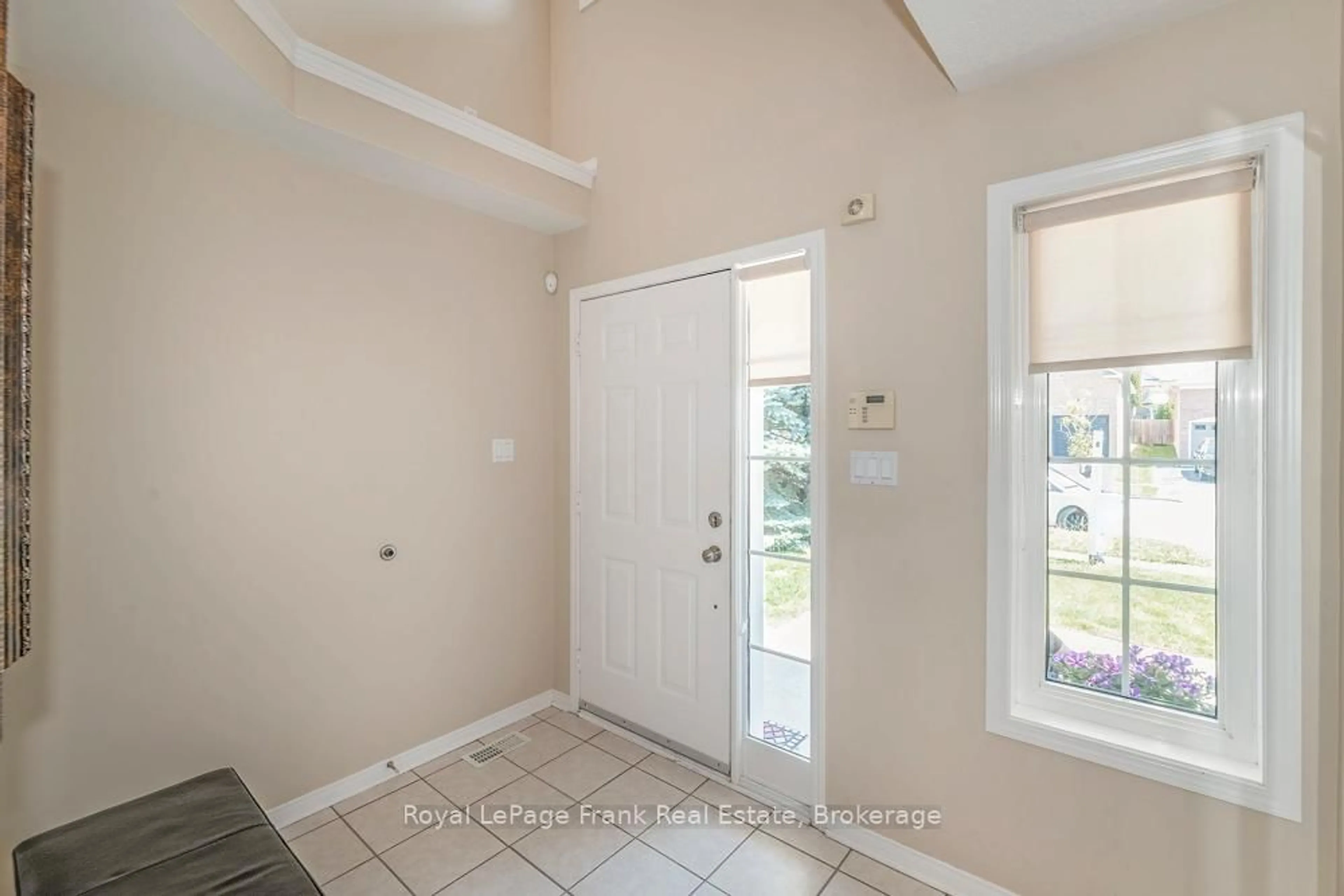 Indoor entryway for 720 Ormond Dr, Oshawa Ontario L1K 2W9